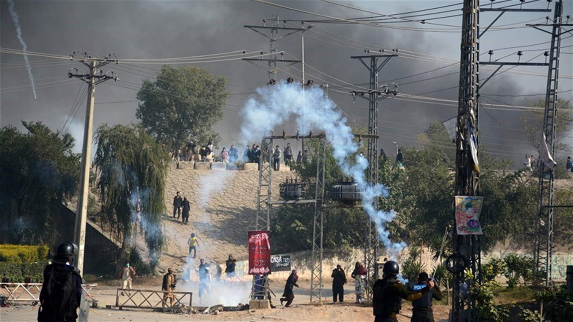Islamist protesters clash with Pakistan police for second day