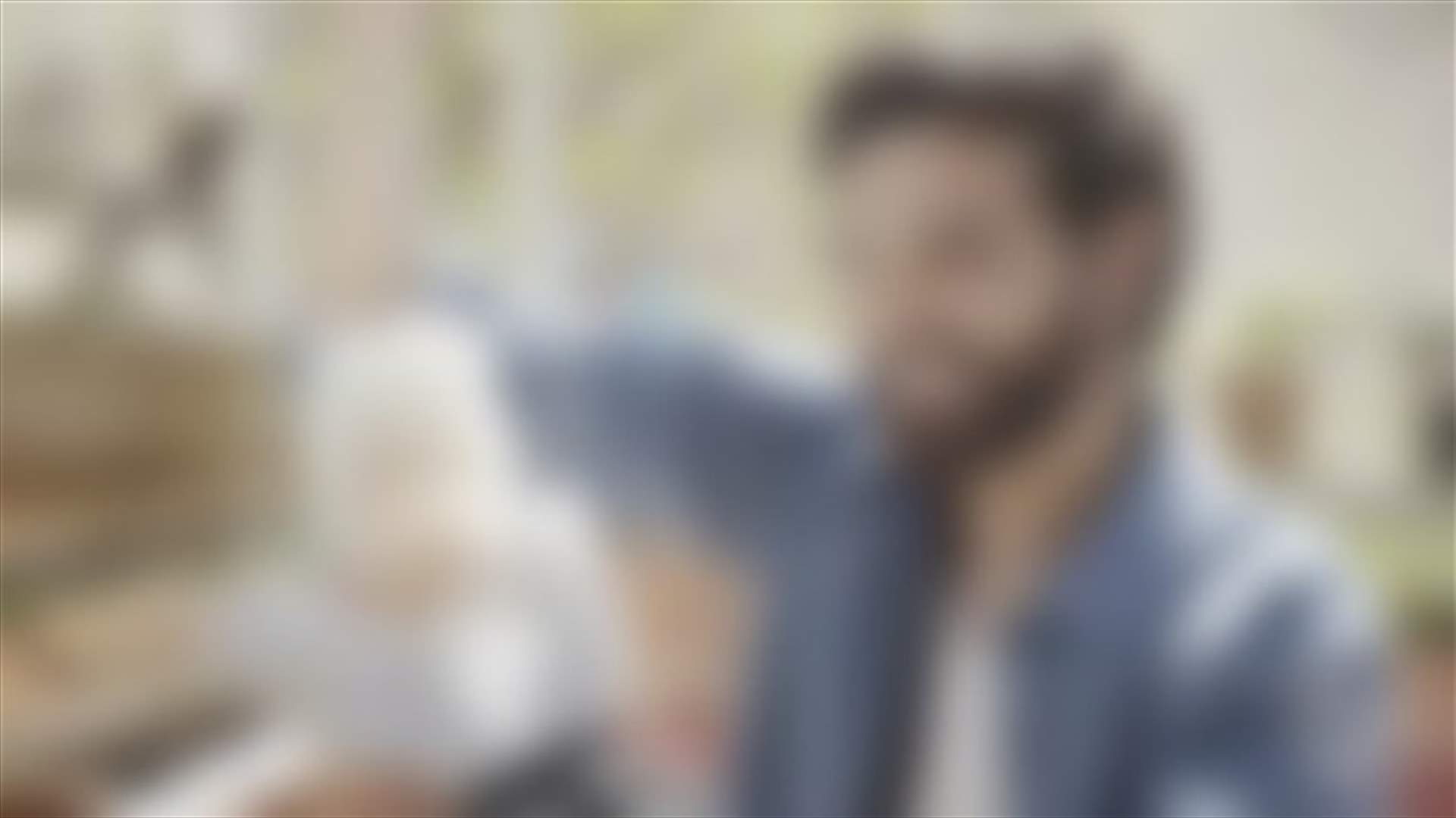 صور فنان لبناني تجتاح شوارع فرنسا.. أكثر من 60 ألف نسخة!
