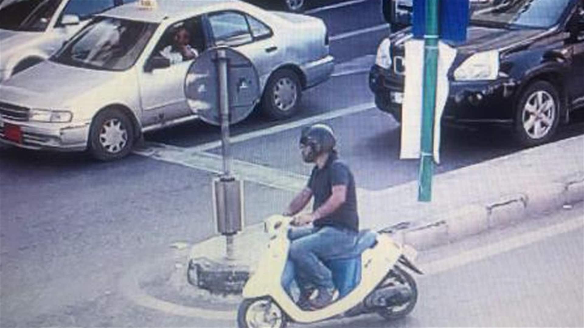 ينشل حقائب نسائية من داخل سياراتهن في بيروت...