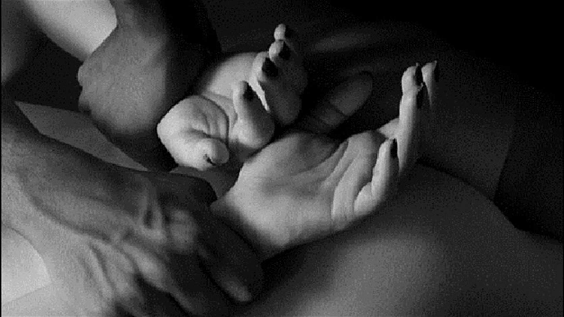 تشاجر مع صديقته أمام أبنائه واغتصبها... ثمّ طردها عارية!