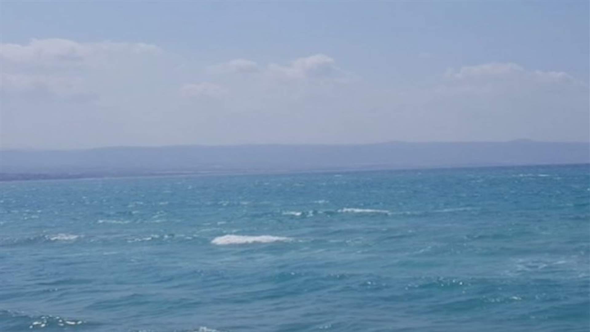 نجا بصعوبة بعد سقوطه من مركبه في بحر صور