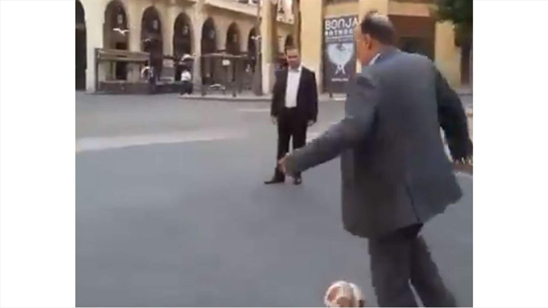 بالفيديو- نائبان يلعبان كرة القدم امام المجلس النيابي في بيروت