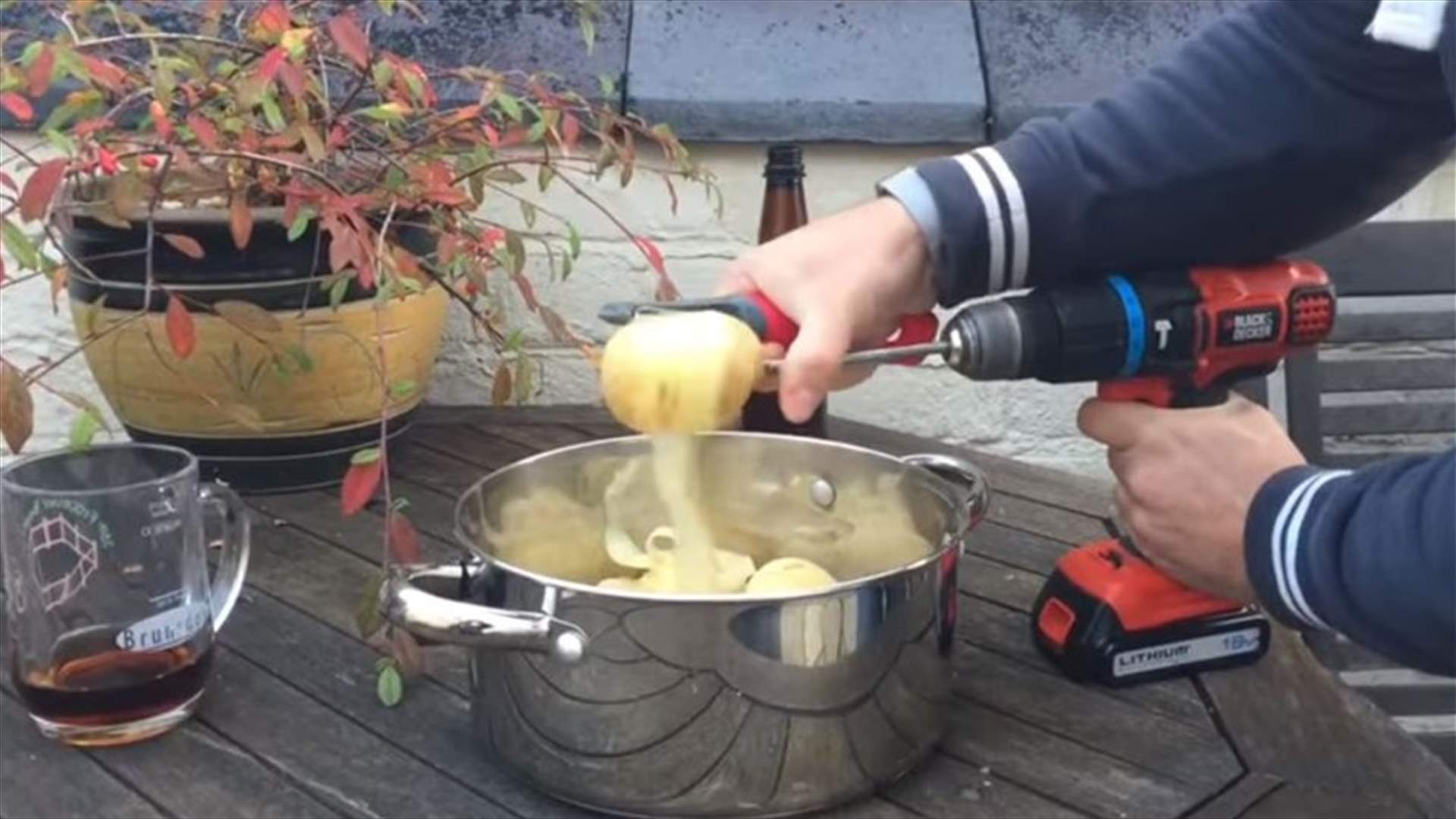 بالفيديو- ابتكار لتقشير البطاطا... بواسطة آلة الثقب!