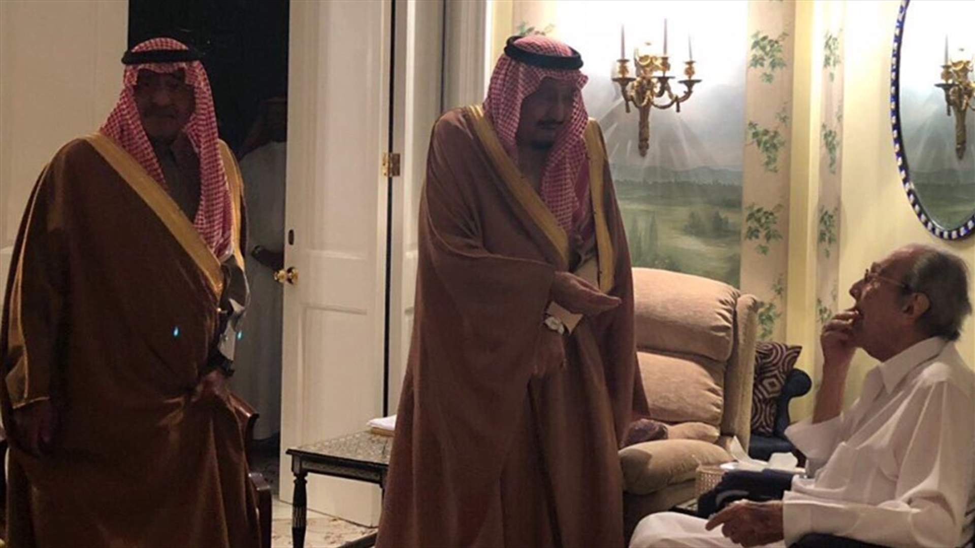 الملك سلمان يزور شقيقه الأمير طلال بن عبدالعزيز