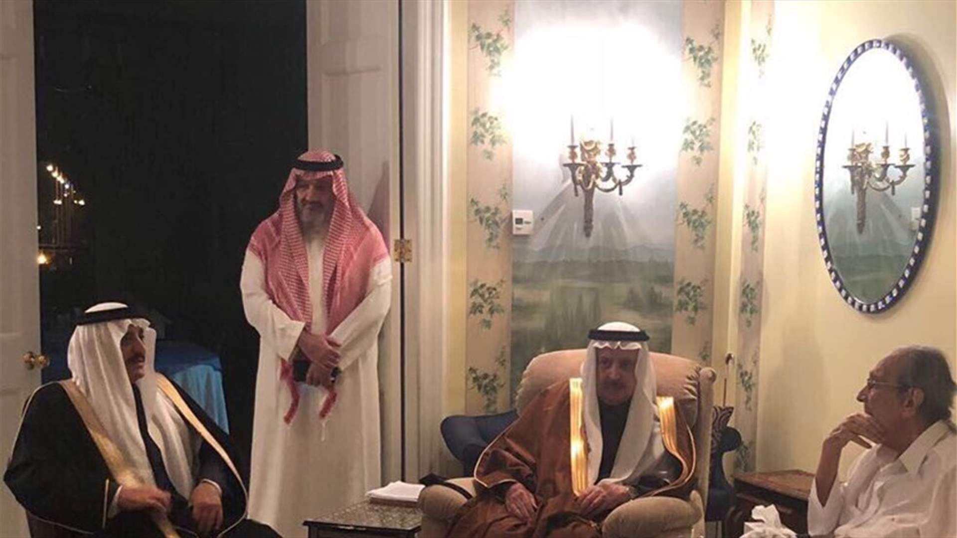 الأميران عبد الإله وأحمد يعزيان اخيهما الأمير طلال