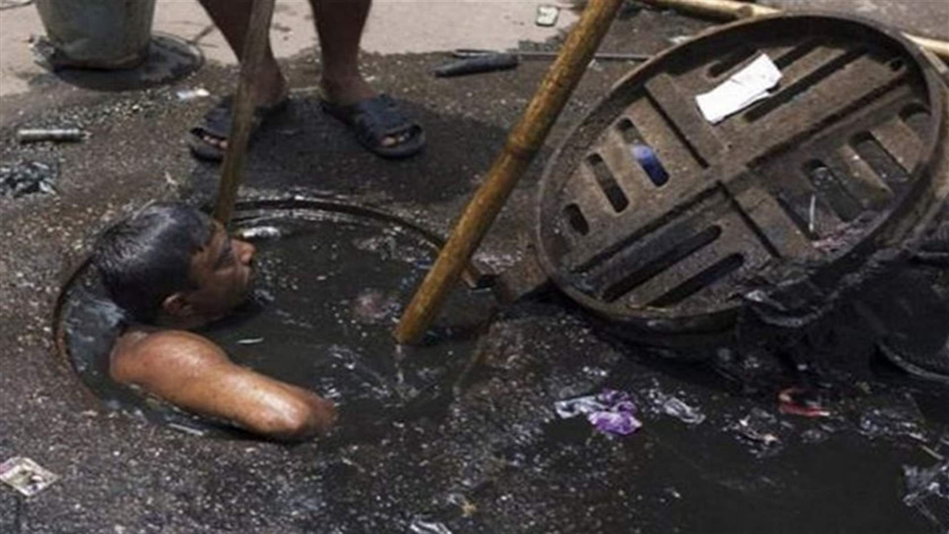 بالصور- هذا الرجل يمتلك الوظيفة الأسوأ في العالم!