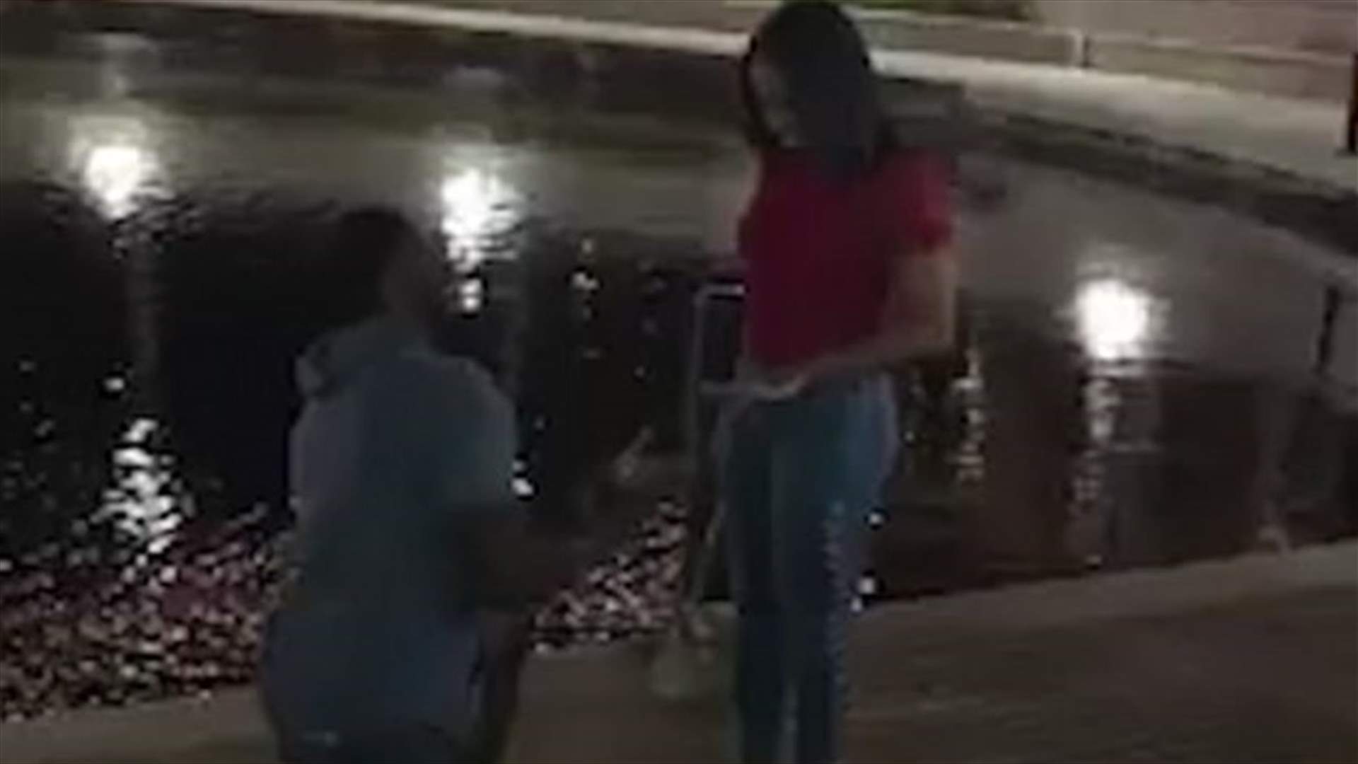 بالفيديو- لماذا خلع "فردة" الحذاء قبل أن يطلب يد حبيبته للزواج؟