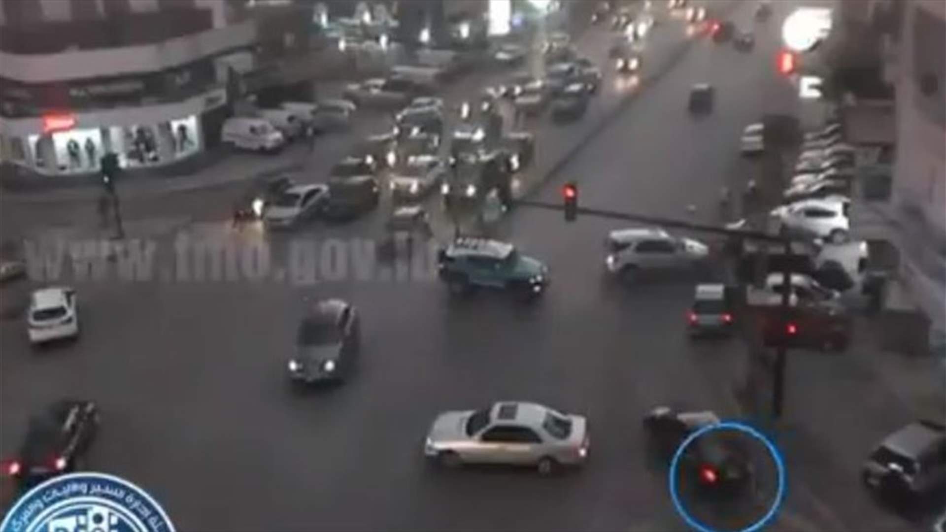 بالفيديو- اصطدم بسيارتين وتجاوز الفاصل الاسمنتي ليصطدم بالثالثة