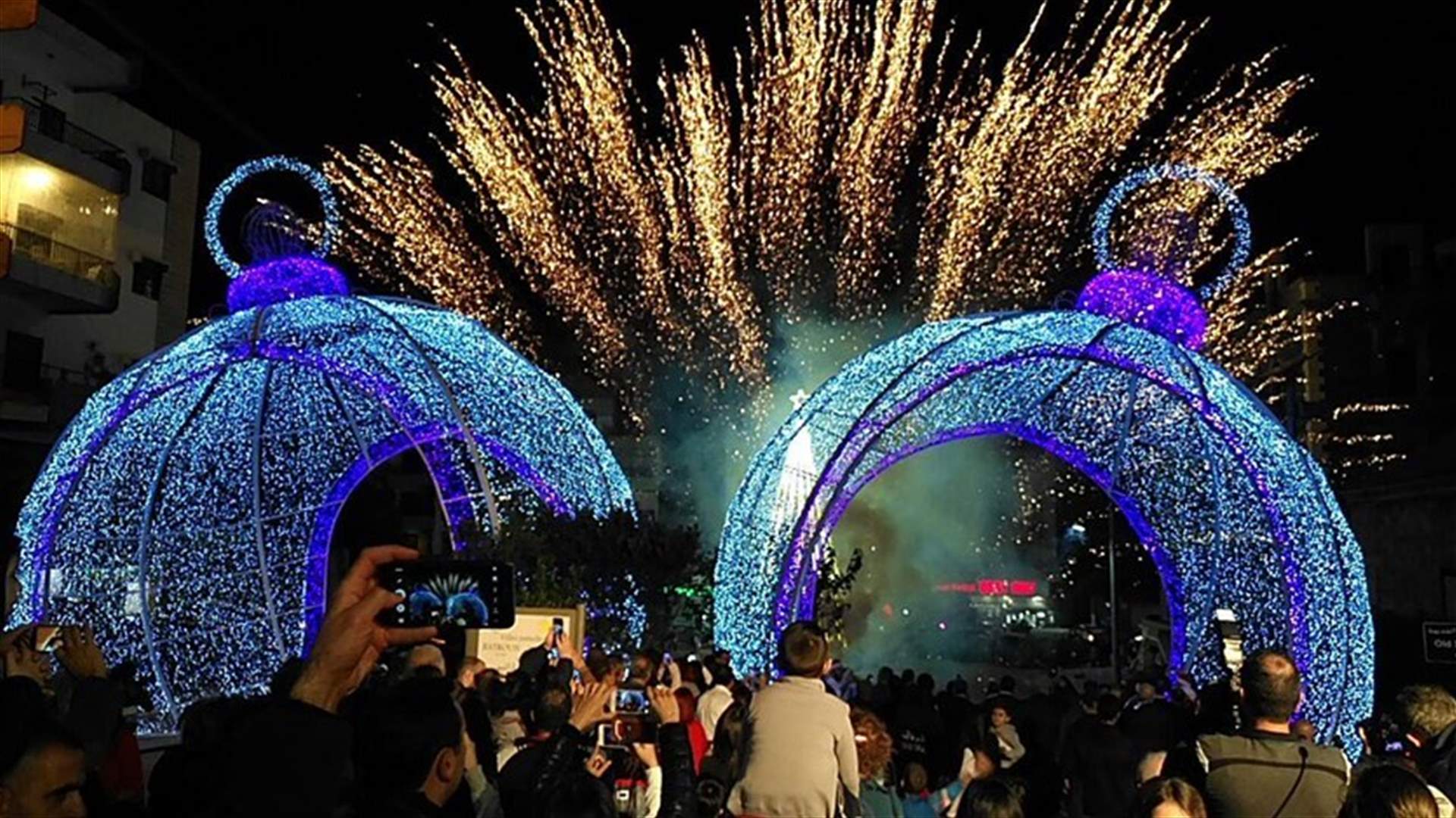بالصور - مدينة البترون افتتحت زمن العيد بإضاءة زينة الميلاد