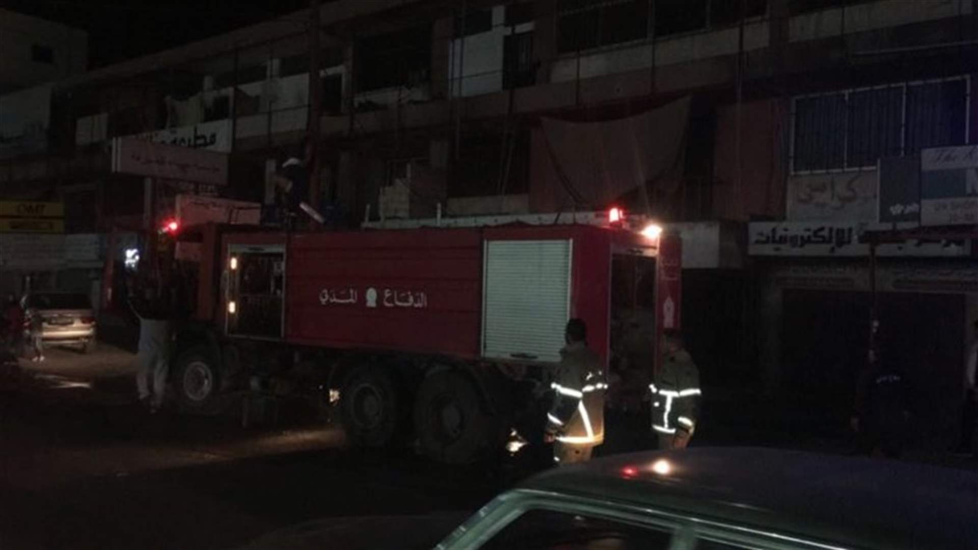 بالصورة - إصابات إثر حريق في غرفة يقطنها عمال في جل البحر - صور