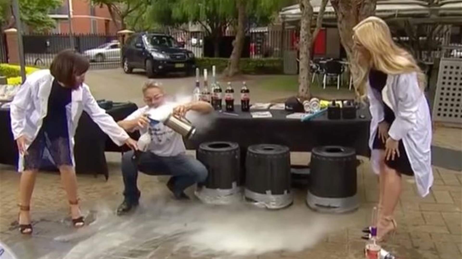 بالفيديو- صاروخ كاد أن يصيب مذيعة خلال البث المباشر!