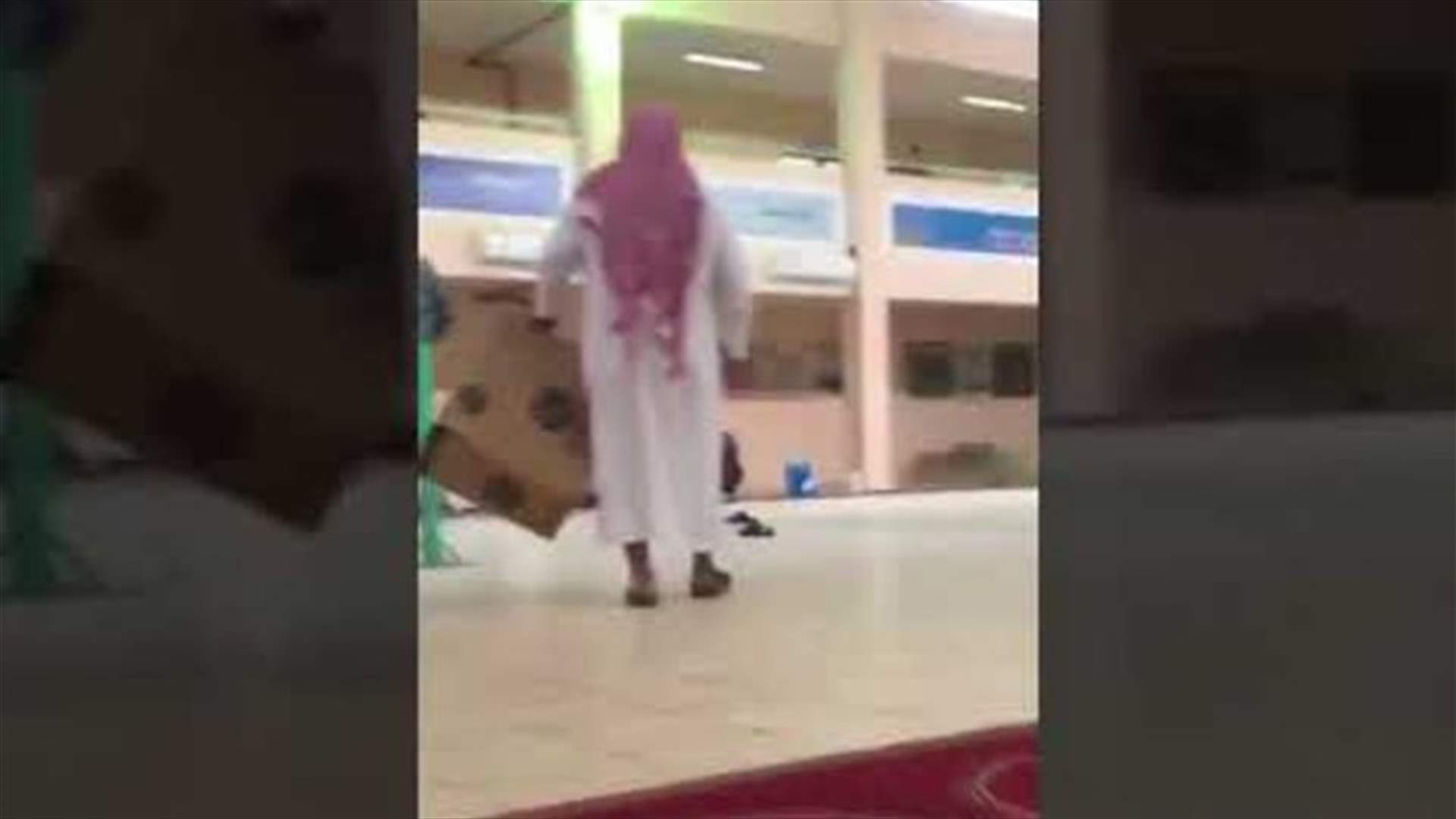 بالفيديو – طلاب عرب يلاحقون الدجاج في ساحة المدرسة!