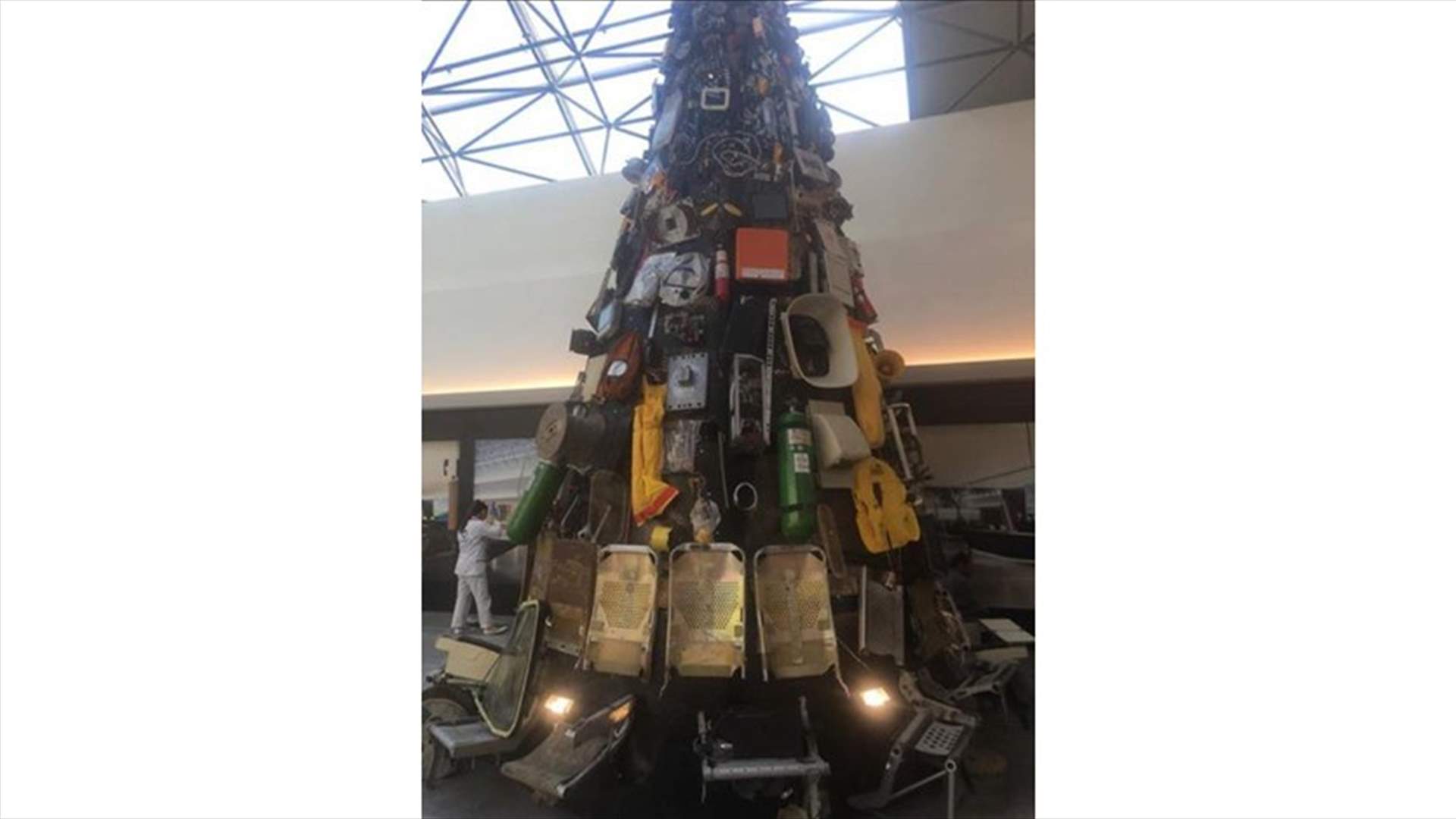 كيف تصرّف مطار بيروت اثر الانتقادات التي طالت شجرة الميلاد في حرمه؟