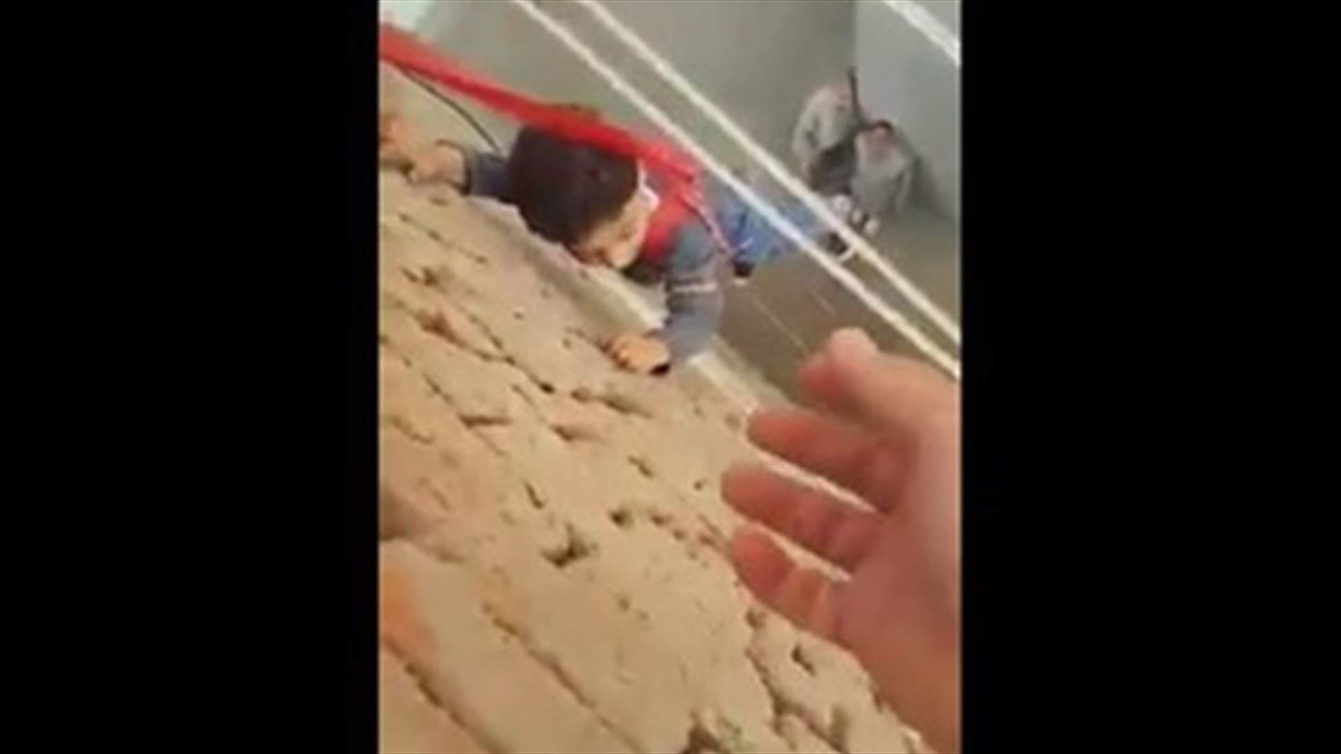 بالفيديو – بعدما نسي المفتاح... أبّ يُلقي بطفله من سطح المبنى لفتح الباب!