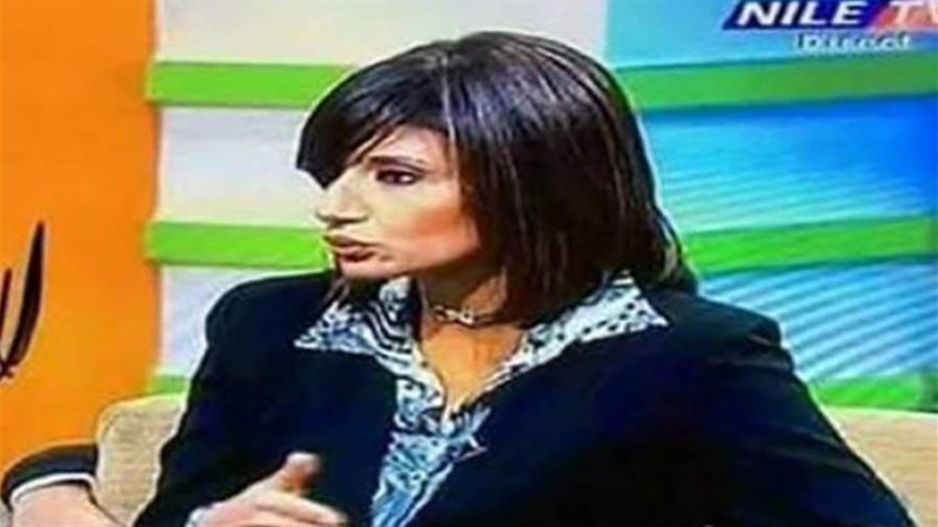 يد ظهرت خلف المذيعة خلال البث المباشر... ومدير القناة يُوضّح