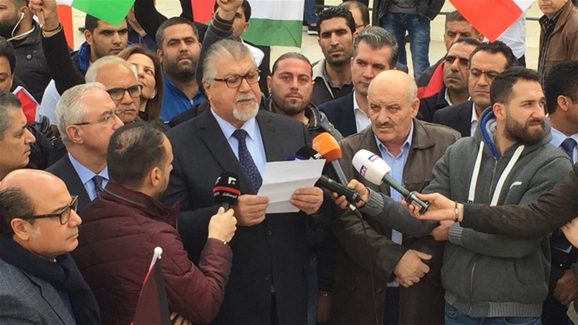 بالصور - تيار المستقبل ينفذ وقفة تضامنية مع الشعب الفلسطيني