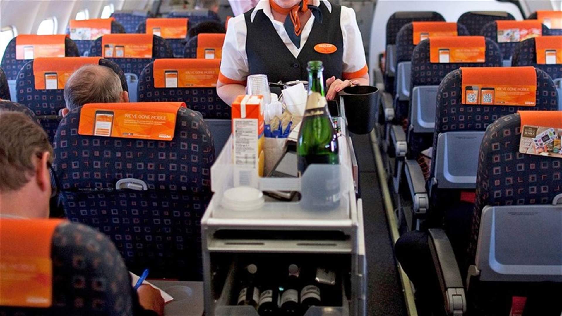 بالفيديو- ما فعلته مضيفة الطيران بطعام المسافرين تسبب بطردها!