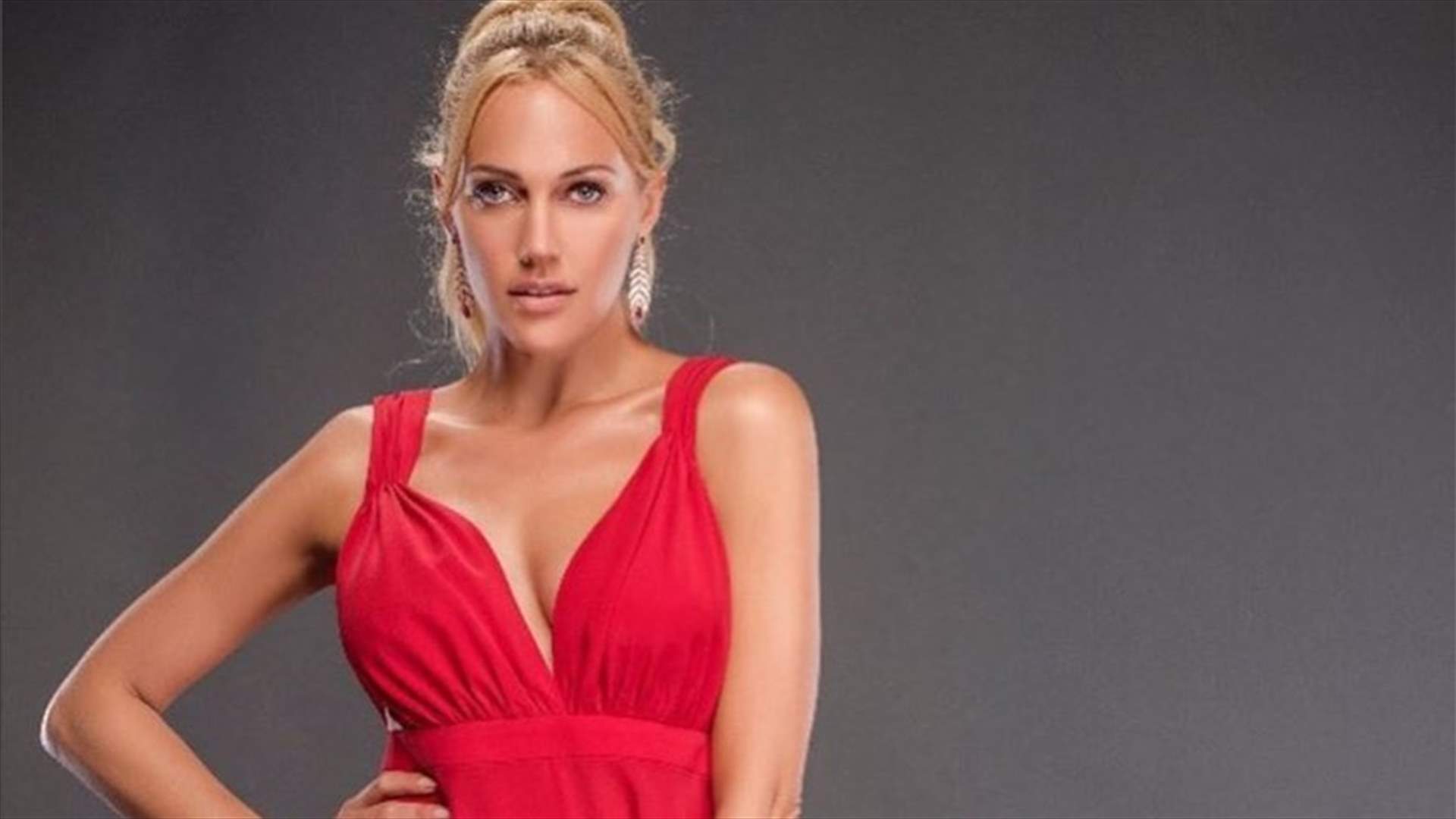 بالفيديو- مريم أوزرلي ترقص بعفوية مع رجل... من هو؟