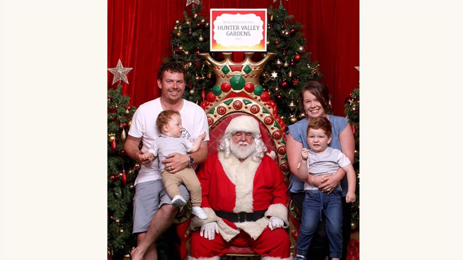 صورة عائلية مع &quot;بابا نويل&quot; تُحرج الوالدة... ما الغريب فيها؟