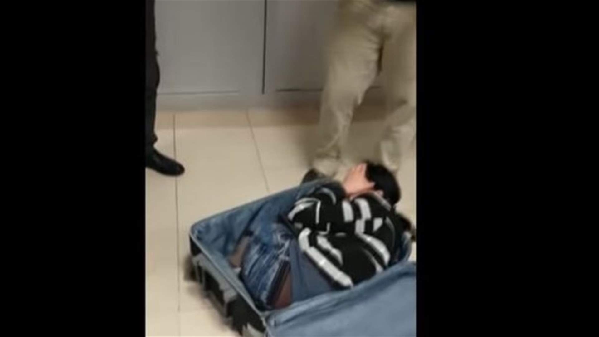 بالفيديو- توقيف شابة حاولت التسلل إلى تركيا داخل حقيبة
