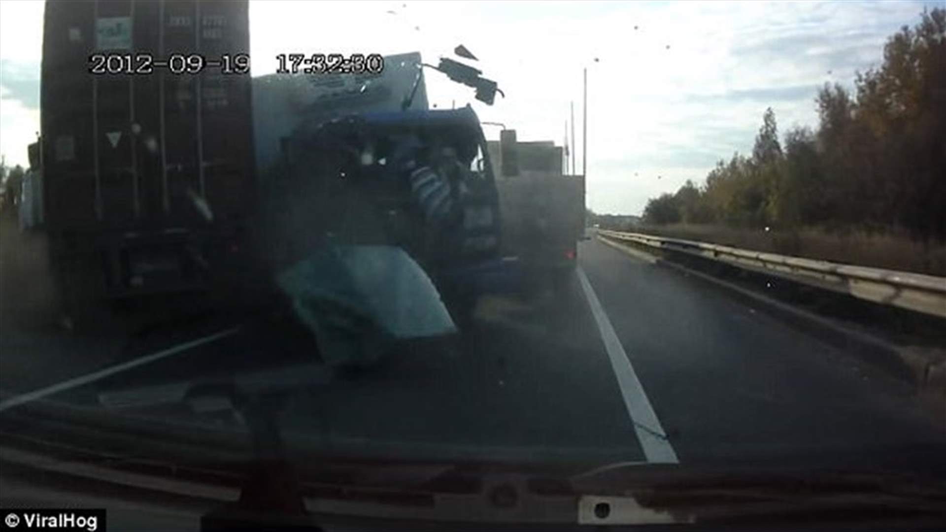 بالفيديو – لن تصدقوا كيف نجا سائق هذه الشاحنة من الموت!