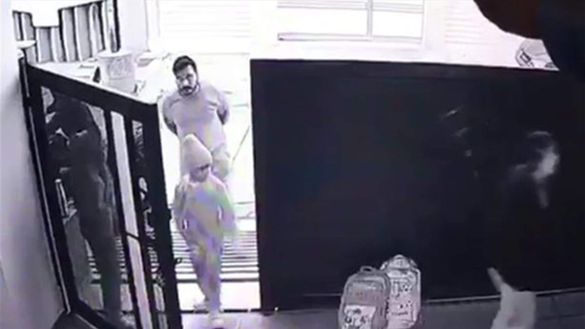 بالفيديو – خطفه من داخل منزله وبحضور والدته