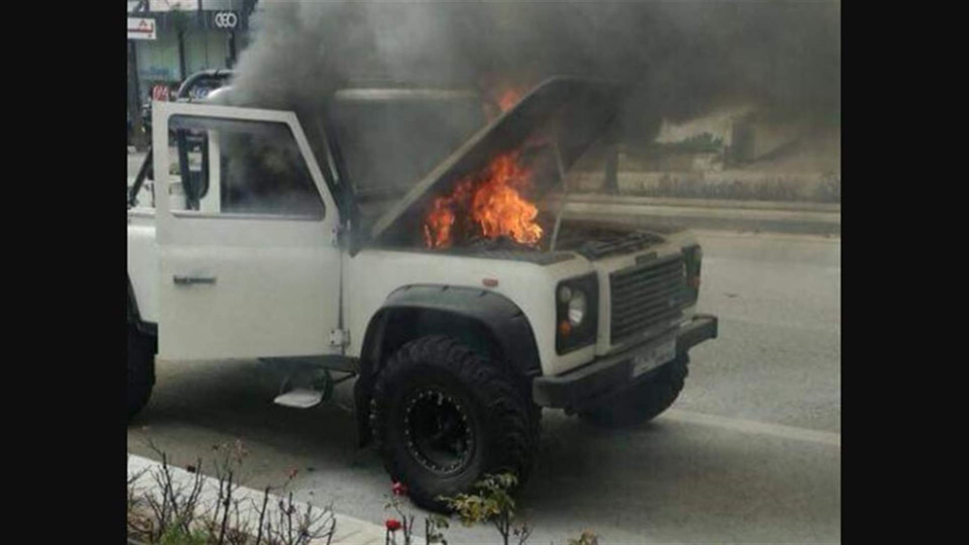 بالصورة - إحتراق سيارة على طريق عام ريفون