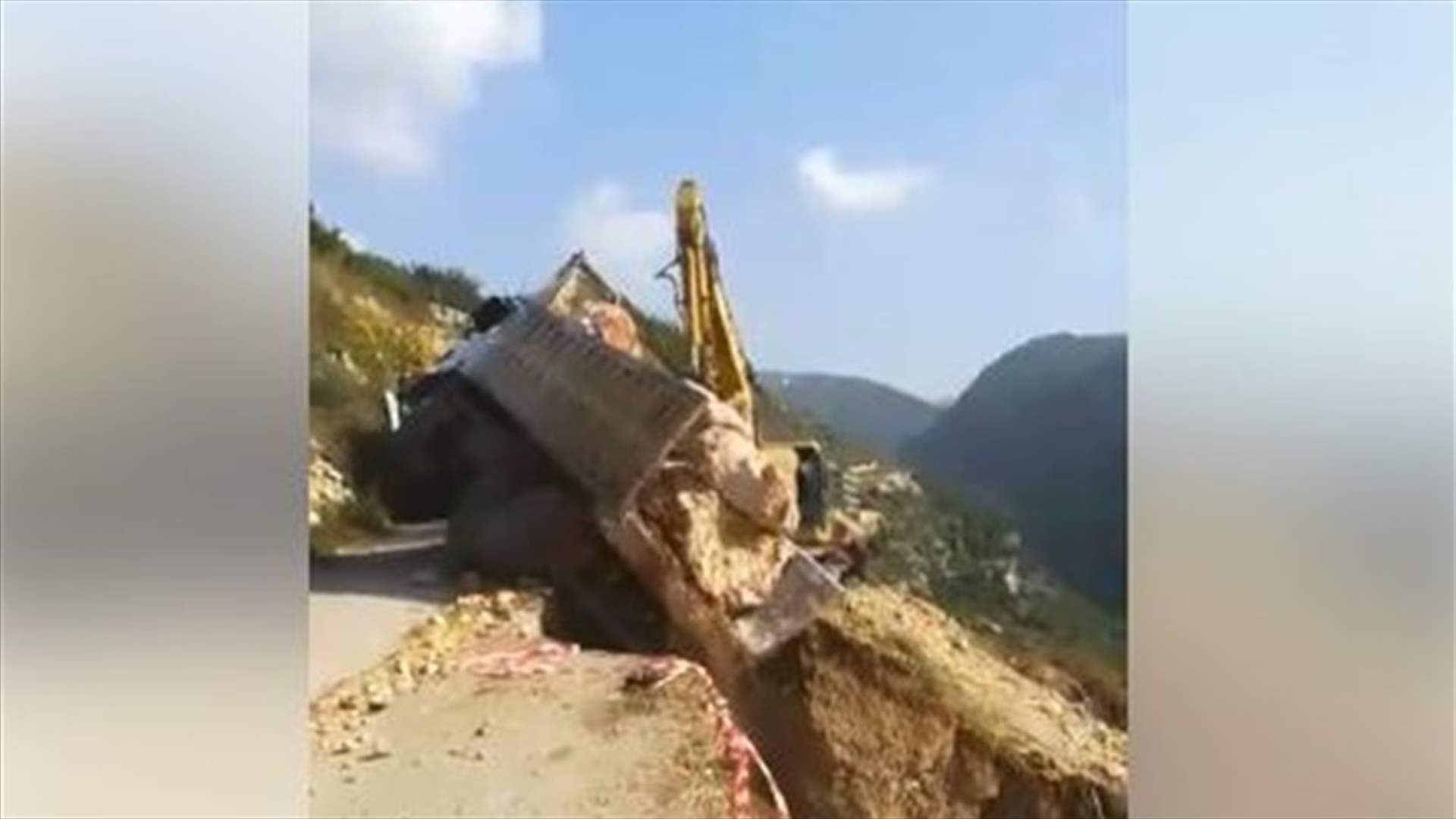 بالفيديو - لحظة انقلاب شاحنة محملة بالصخور... وهكذا نجا السائق باعجوبة