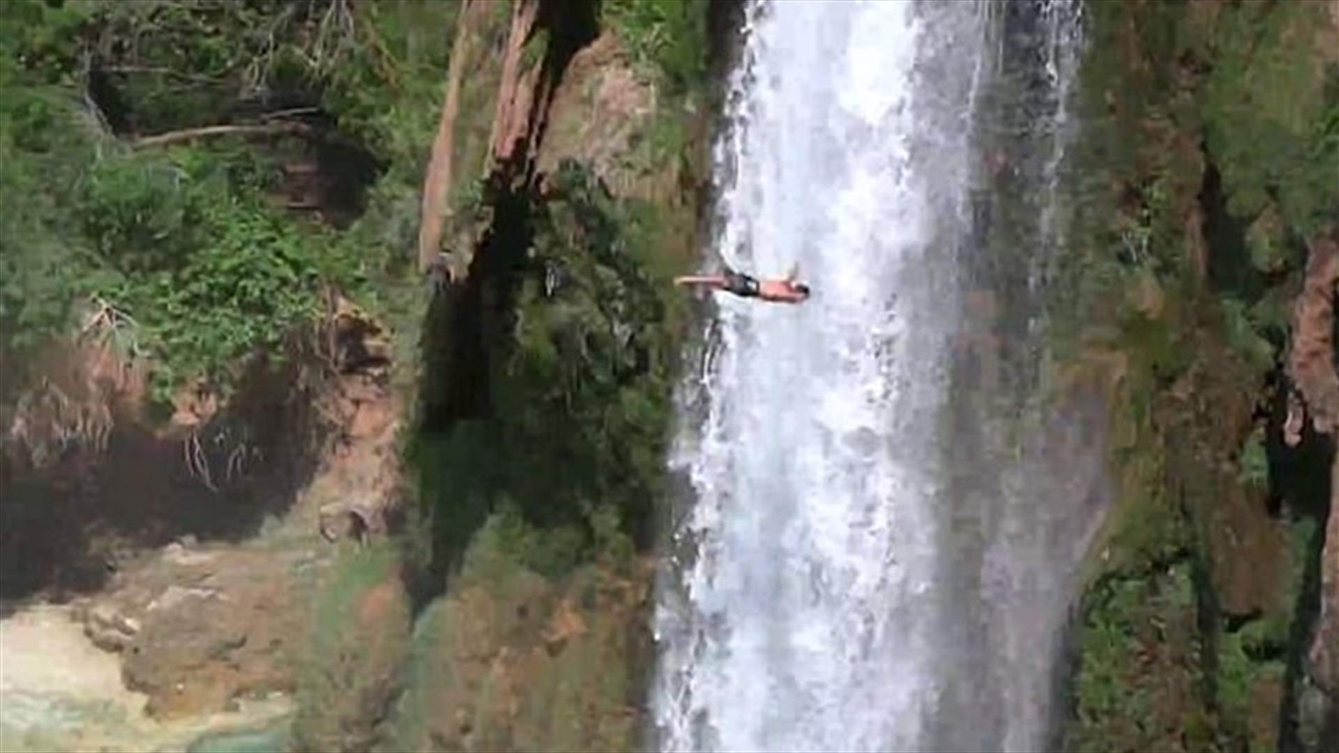 بالفيديو – قفز عن ارتفاع 30 متراً... لسبب لا يخطر في البال!