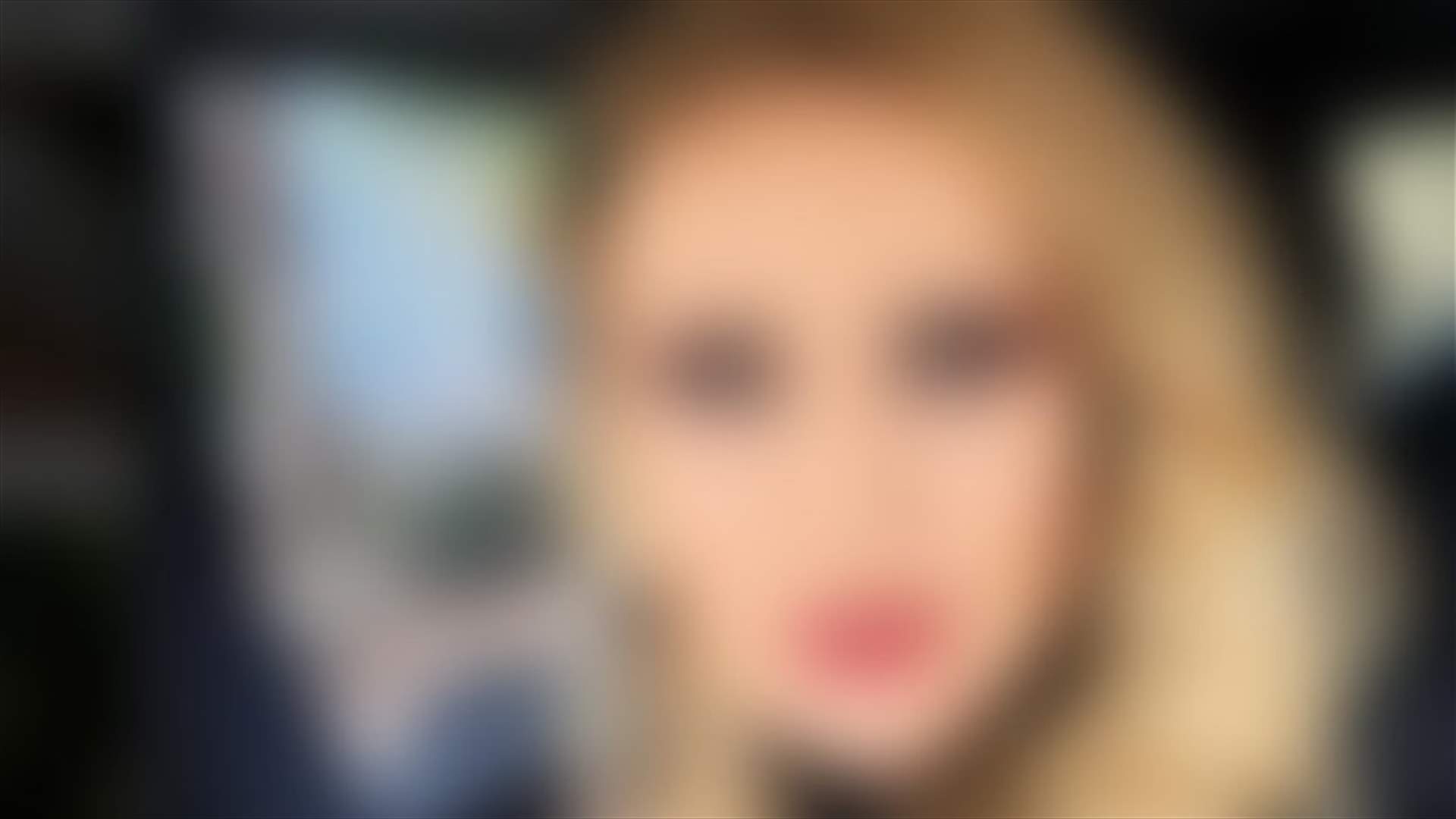 بالصورة: فنانة لبنانيّة تُشعل الإنترنت بتنورتها الشفافة