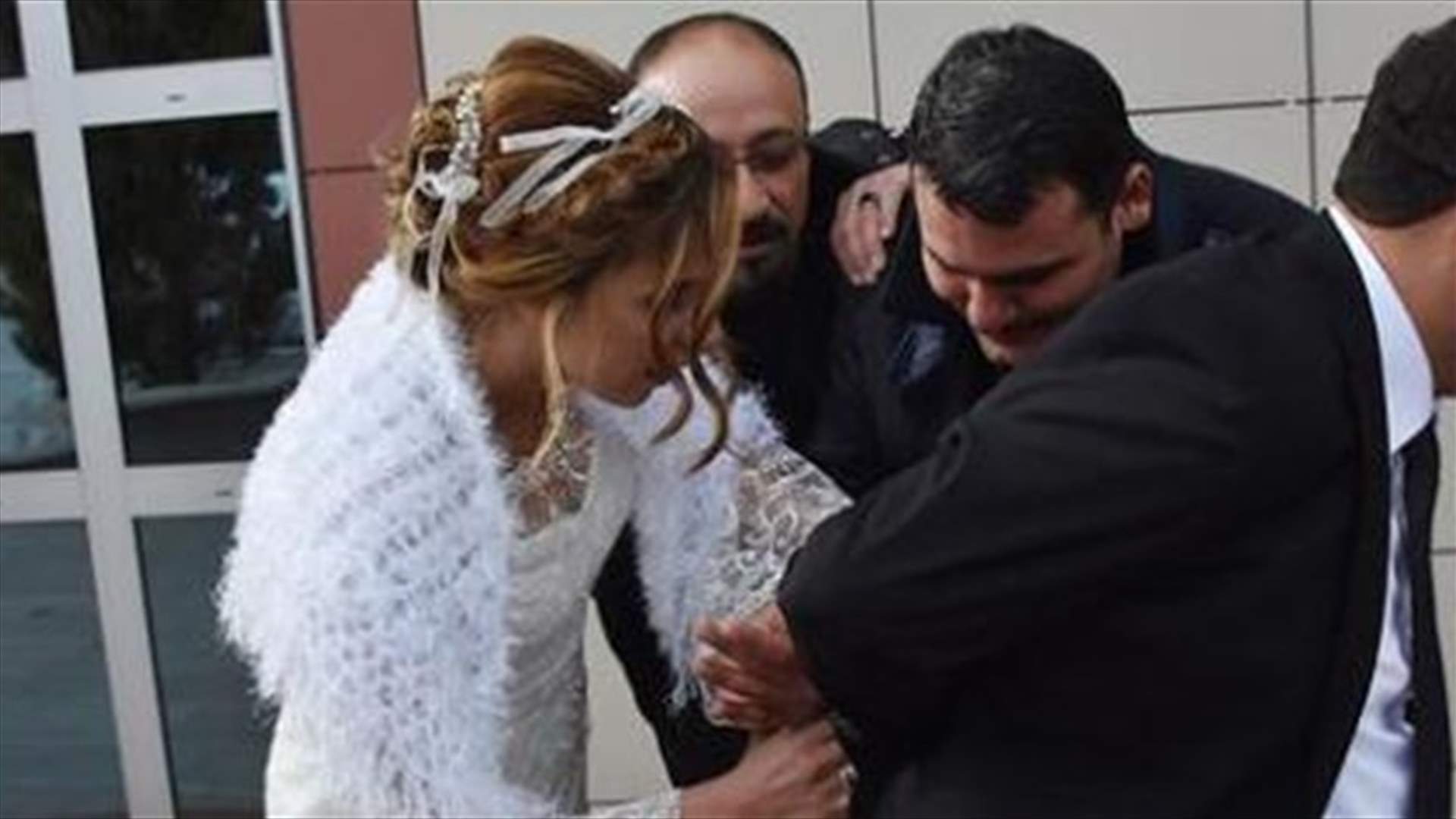 بالصورة - كبّلت عريسها بالأصفاد واقتادته إلى حفل الزفاف!