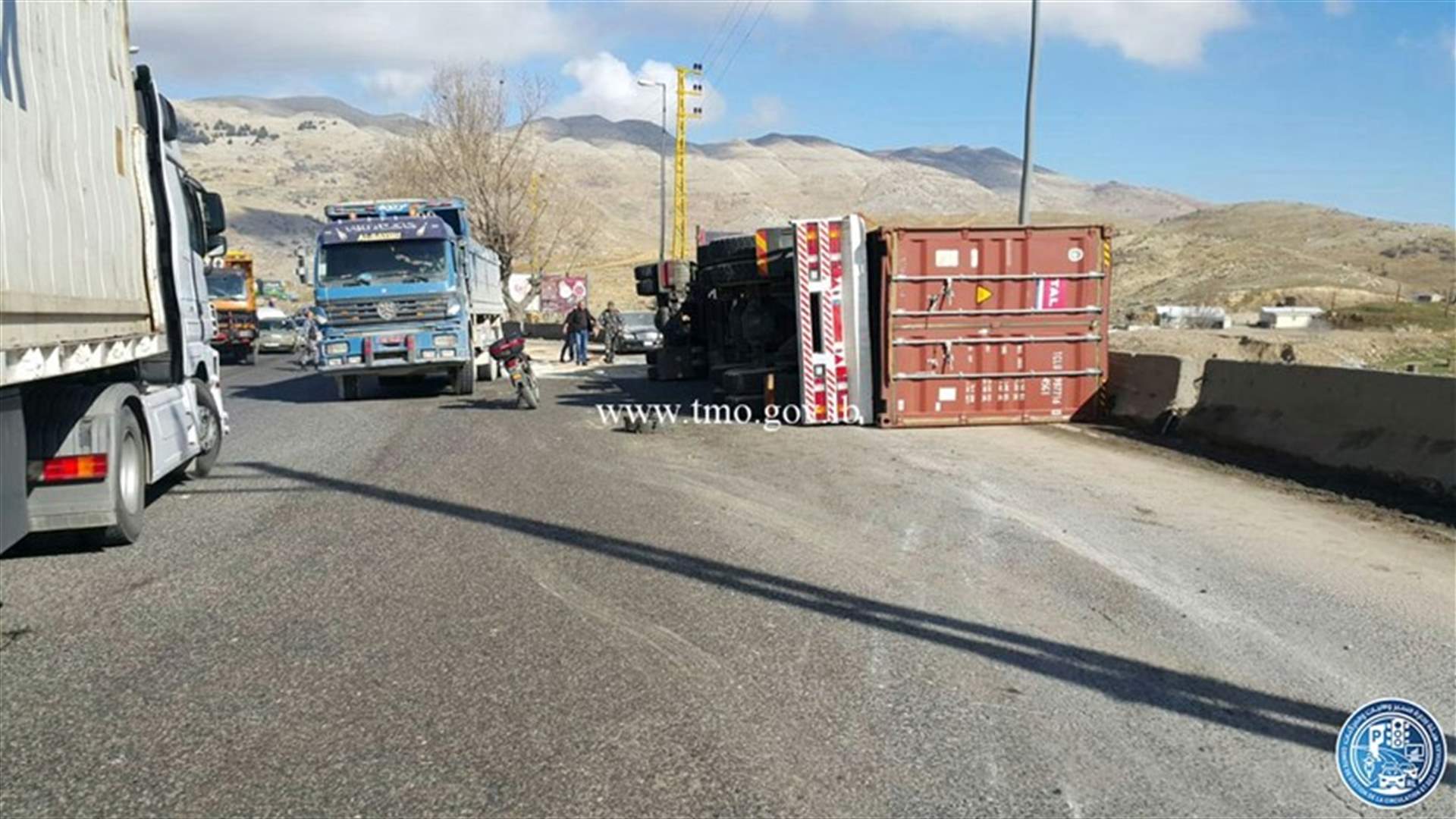 بالصورة - انقلاب شاحنة على اوتوستراد المديرج باتجاه ضهر البيدر