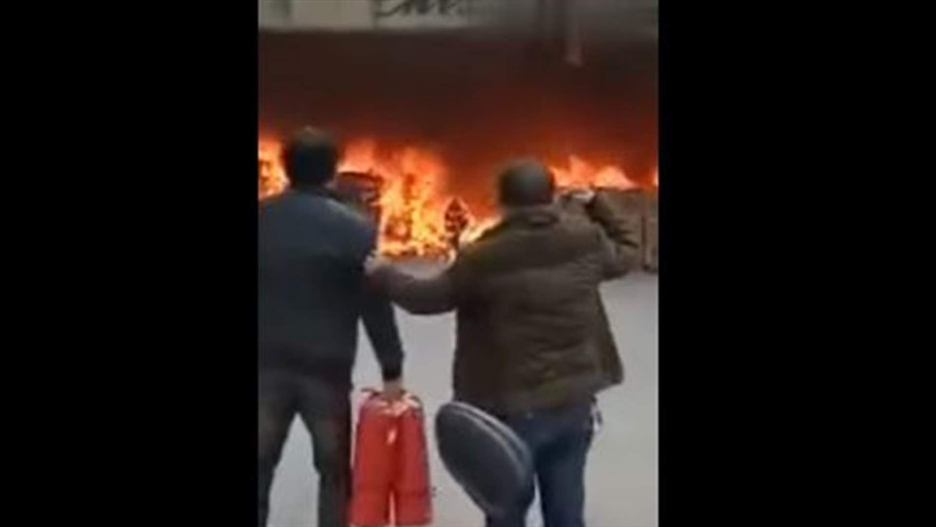 بالفيديو- خاطر بنفسه وسط النيران لإنقاذ هاتفه!