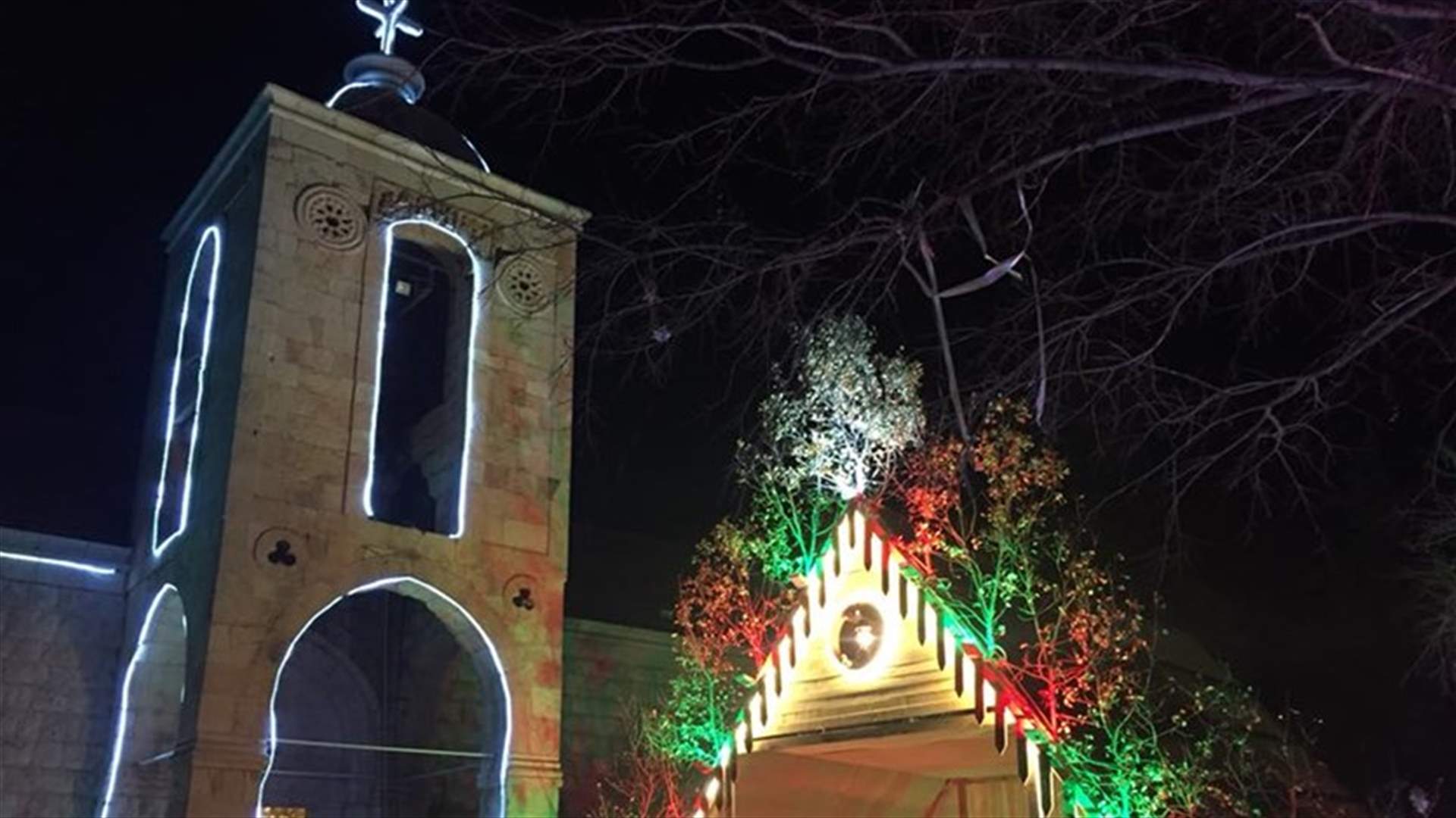 بالصور - دير الأحمر تلوّنت بزينة عيد الميلاد