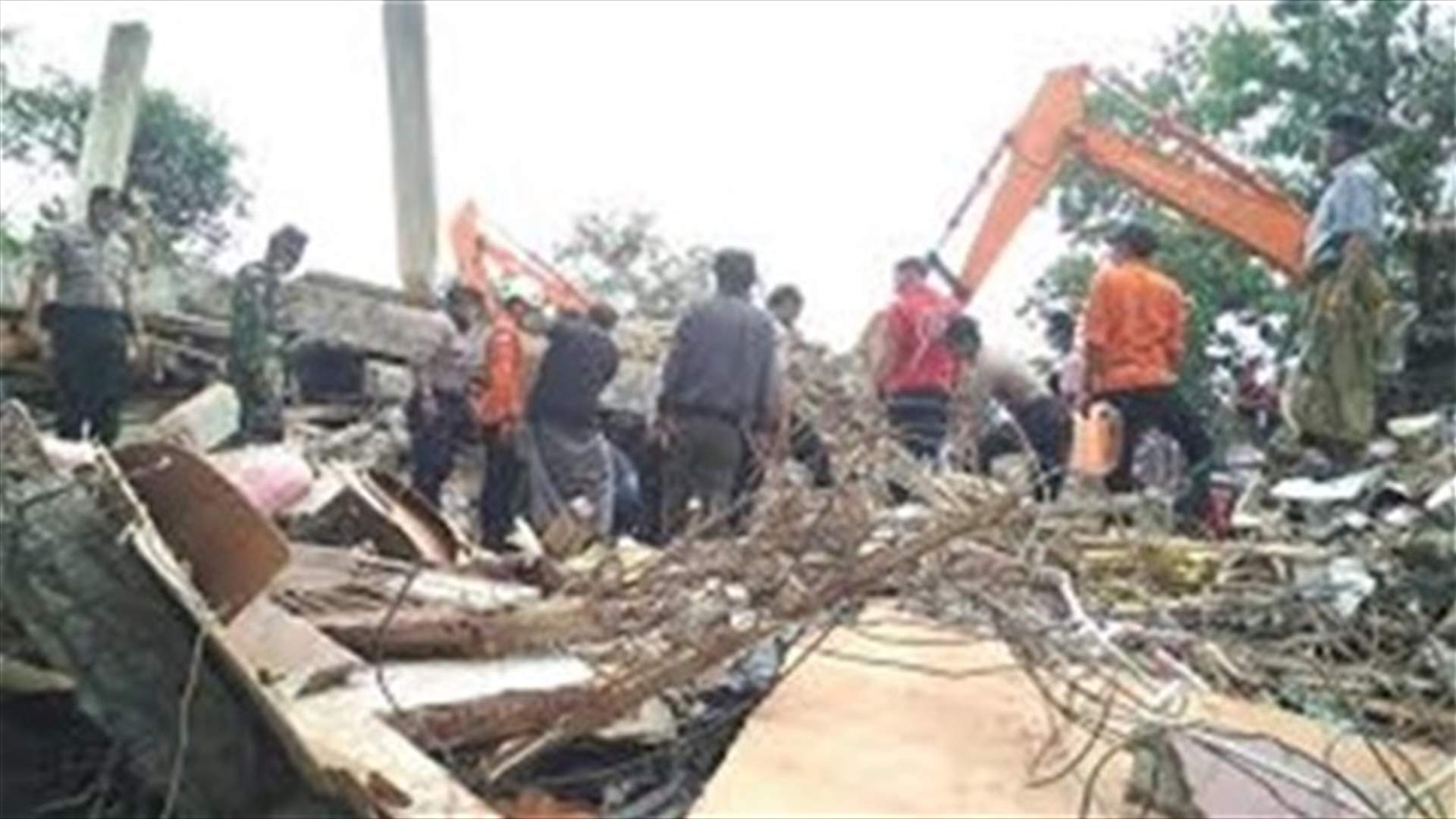Strong quake hits Indonesia&#39;s Java, kills three