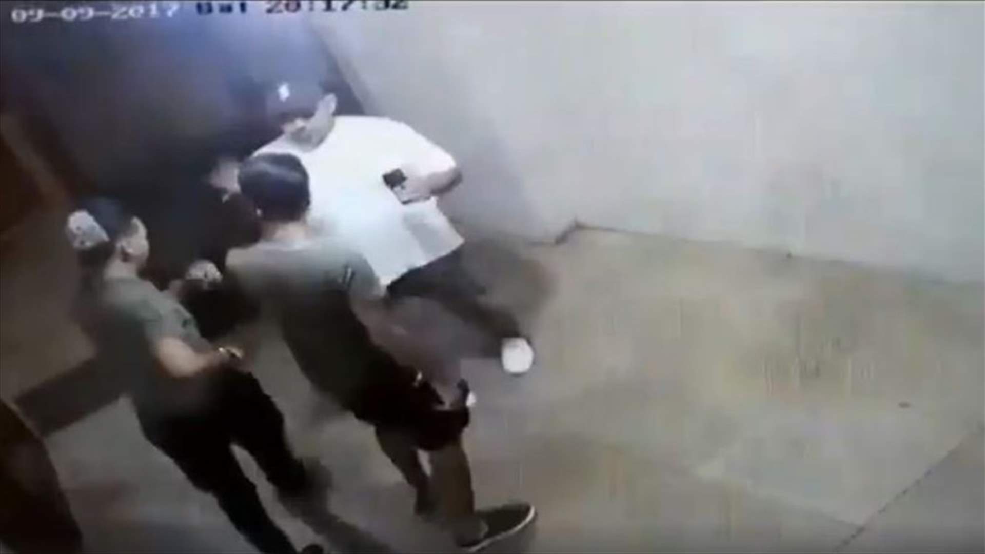 بعد انتشار فيديو لهما يعتديان على أحد المواطنين... وقعا في قبضة قوى الأمن