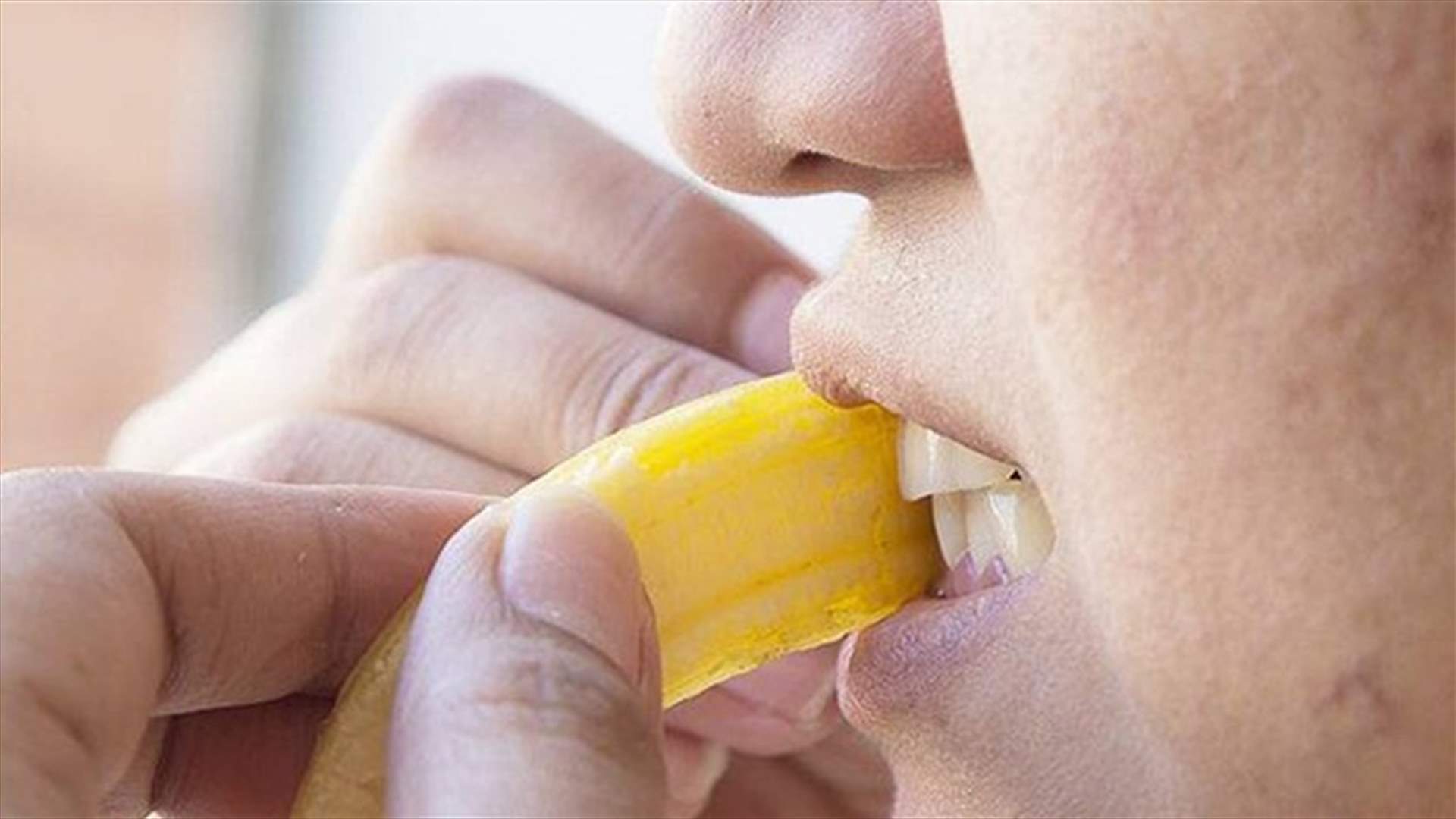 أطعمة  تنظّف الأسنان وتُبيّضها بطريقةٍ طبيعية... ما هي؟