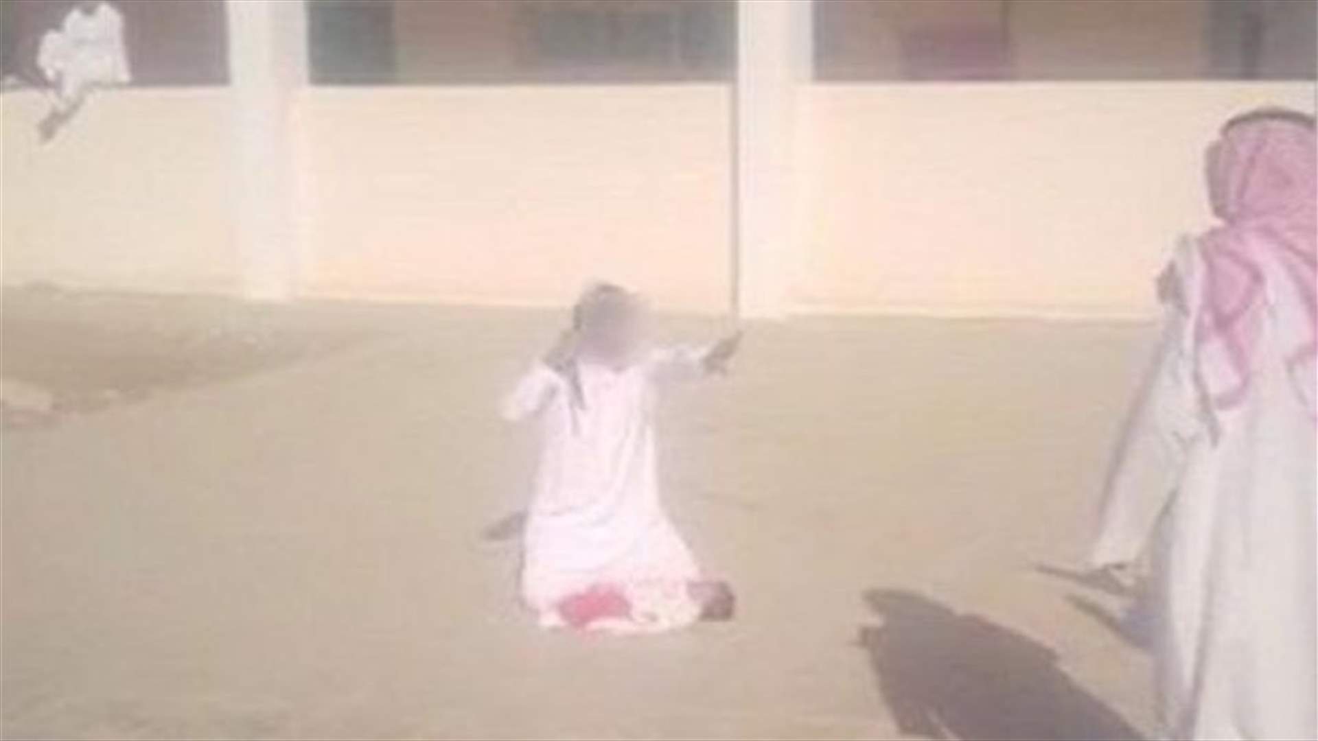 بالفيديو – سعودي في باحة مدرسة يهدد بذبح ابنه بالسكين!
