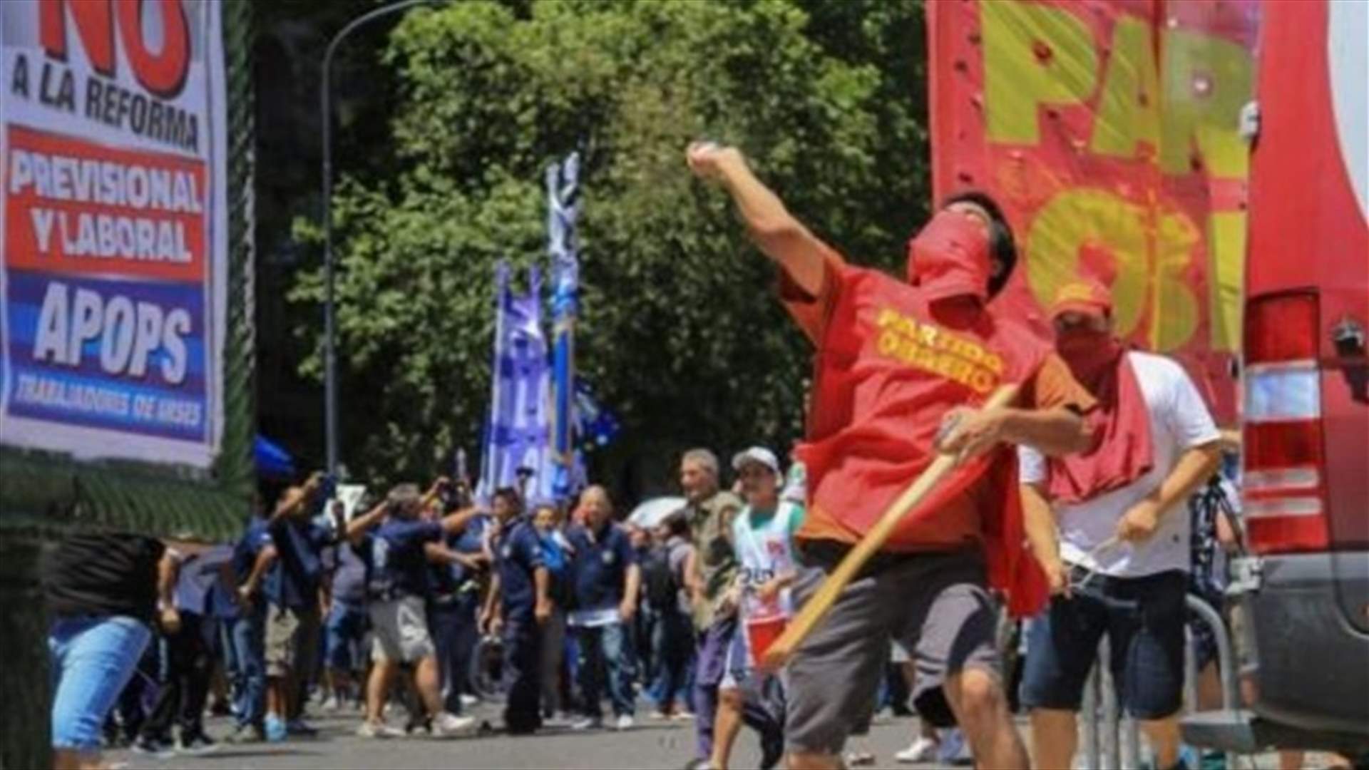 المحتجون على تعديل نظام التقاعد يشتبكون مع الشرطة في الارجنتين