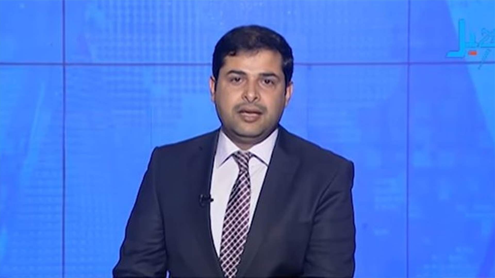 بالفيديو- مذيع عربي يقرأ خبر وفاة شقيقه مباشرةً على الهواء
