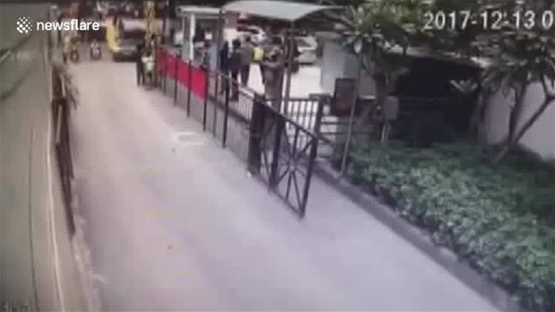 بالفيديو – طفل علق رأسه بين قضبان بوابة حديدية... الحادثة لم تنته هنا!