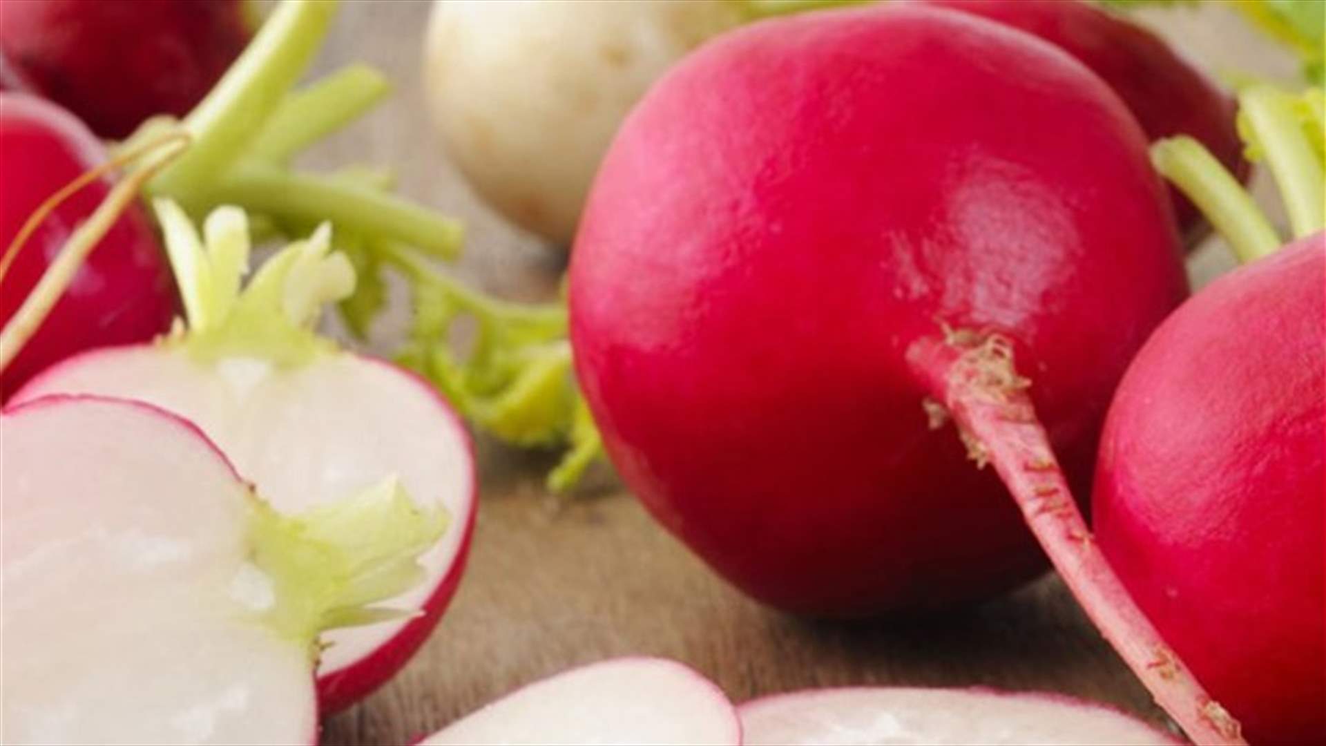 بالصورة - فجلة عملاقة في بلدة مشمش
