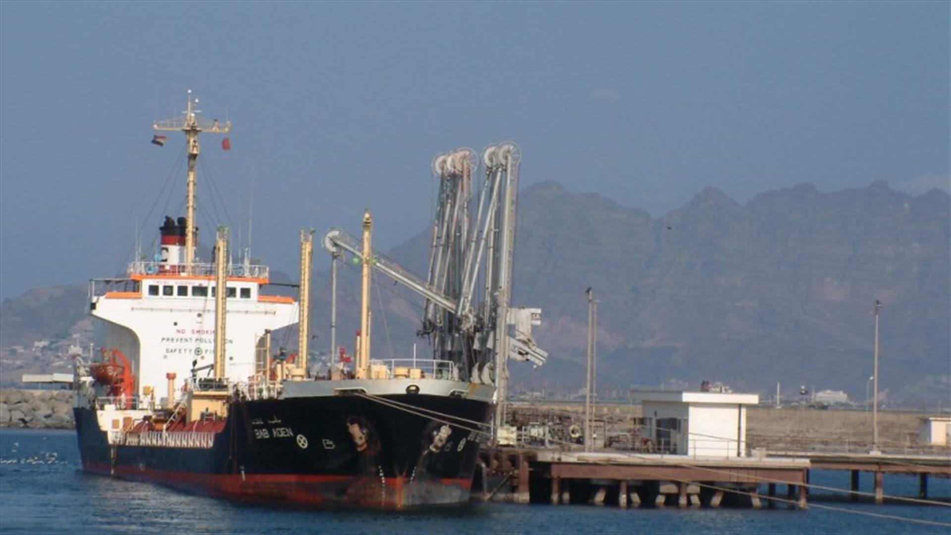 التحالف بقيادة السعودية يسمح بدخول روافع إلى ميناء الحديدة اليمني