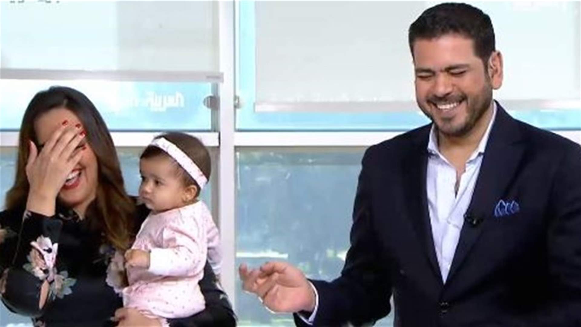 بالفيديو- مذيعان في "العربية" يدخلان في نوبة ضحك مباشرة على الهواء