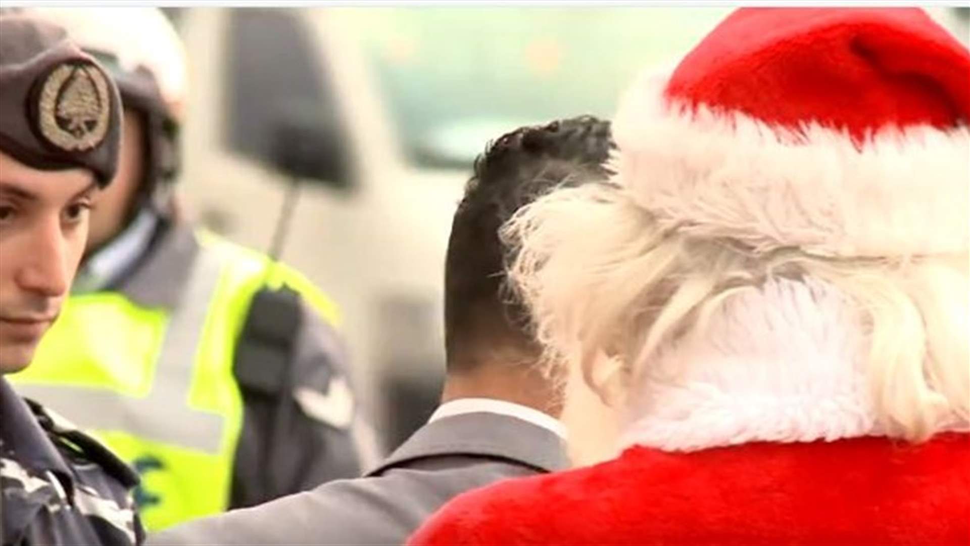 بالفيديو- بابا نوبل على حاجز القوى الامنية...فهل دفع غرامة؟