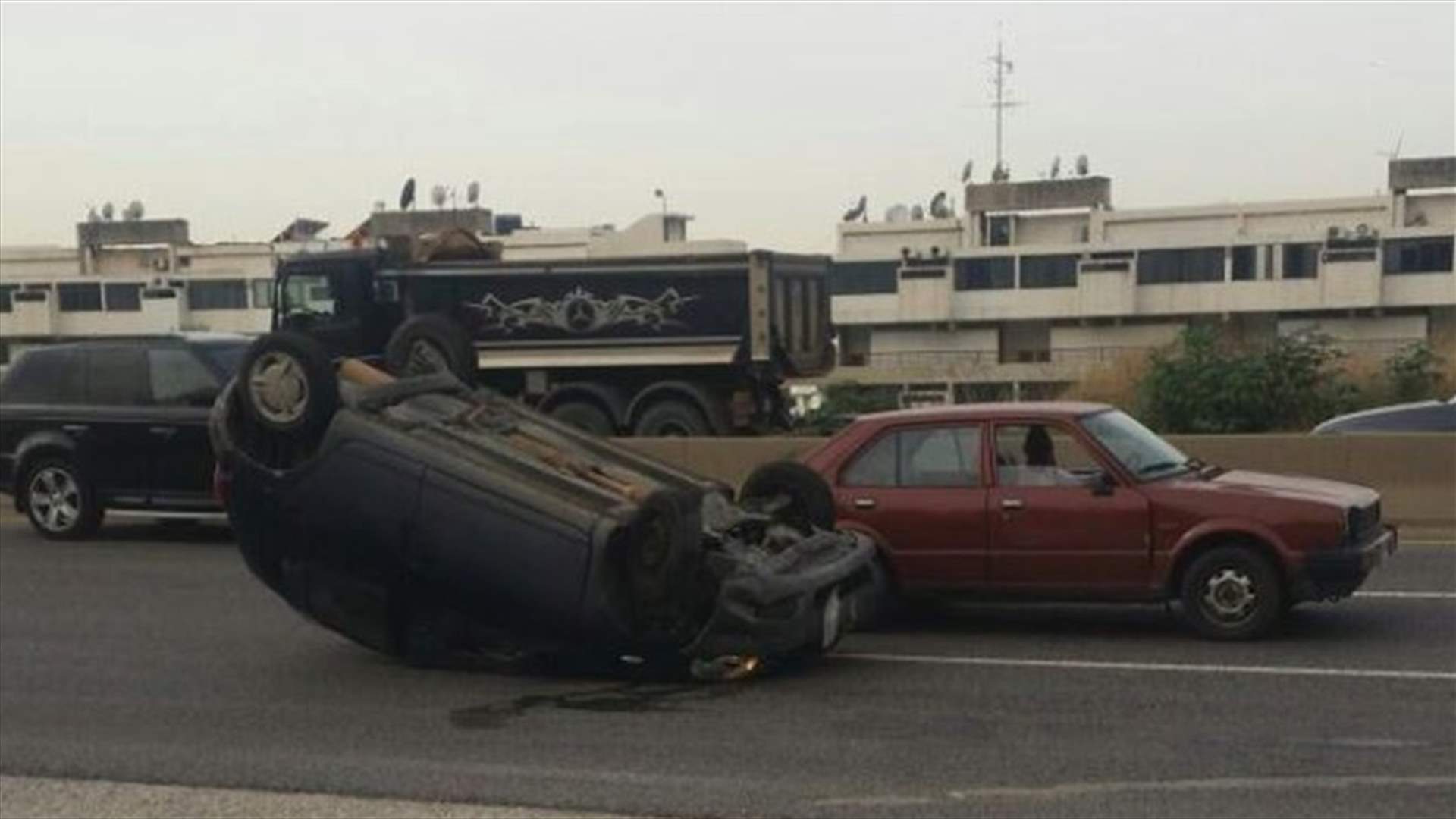 بالصورة - انقلاب سيارة في الصفرا