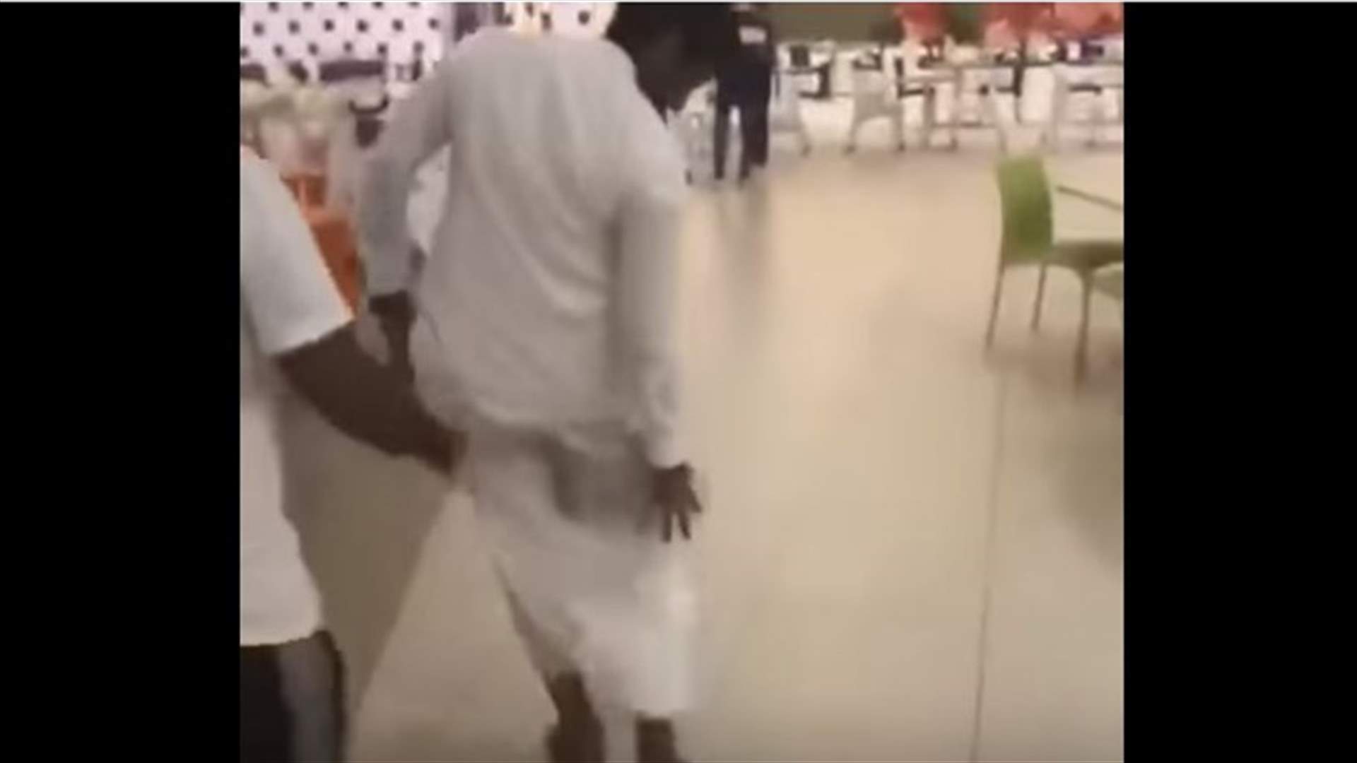 بالفيديو- سعودي في موقف محرج بسبب مقلب... تمزّق ثوبه أمام الجميع!