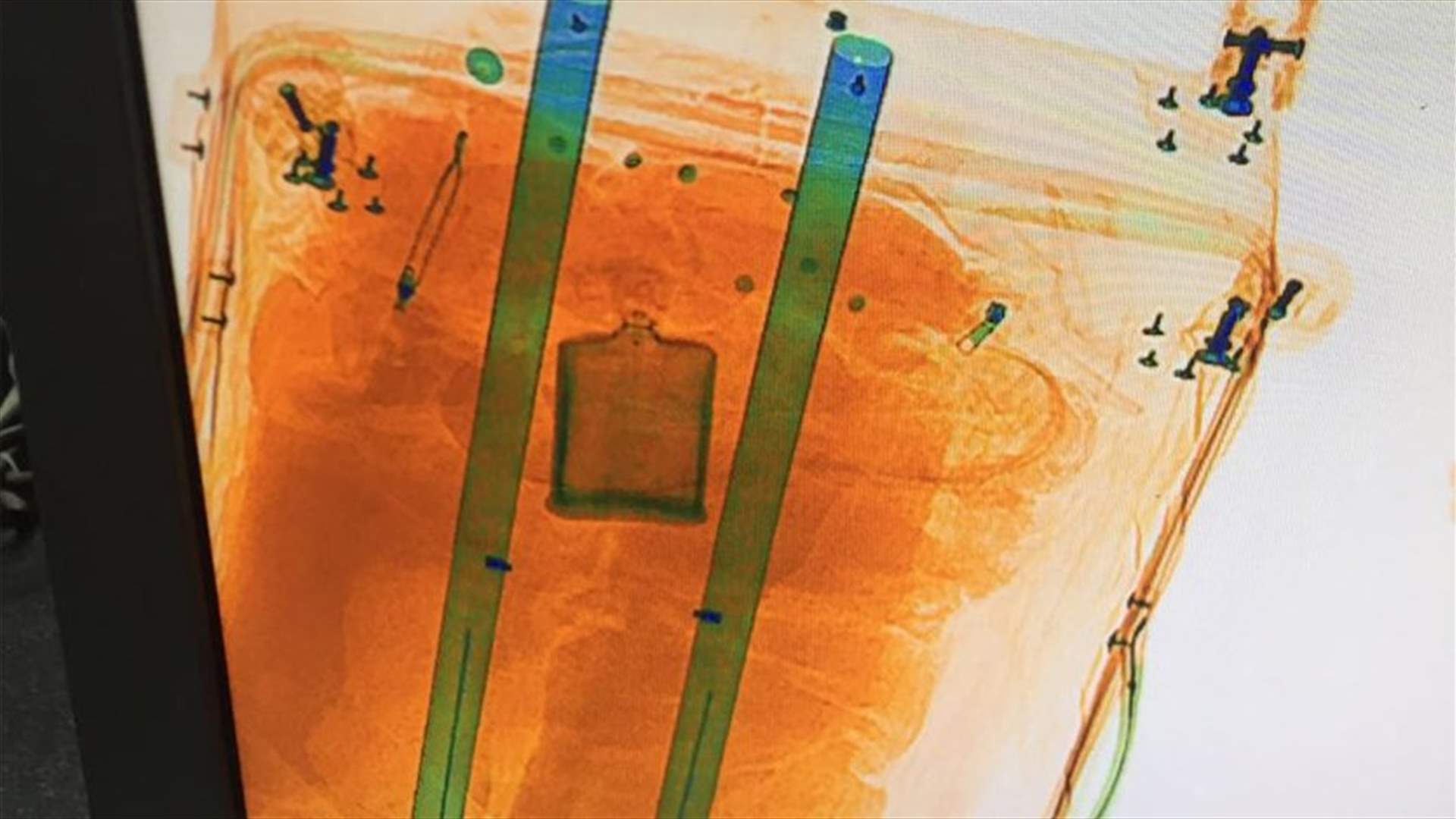 بالصور - هذا ما ضُبط بحوزة الامرأة الثمانينية بعد توقيفها في مطار بيروت