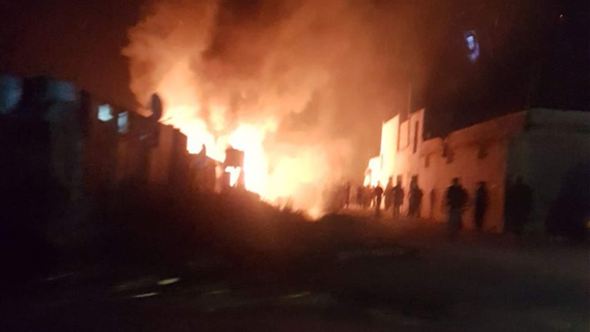 بالصورة - حريق كبير في مخيم بالمرج في البقاع الغربي