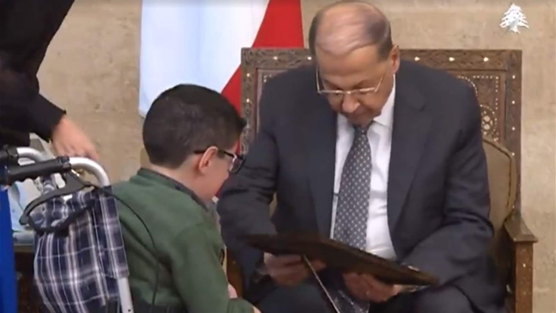 بالفيديو - الطفل شادي بحاجة لكم... وعون يتمنّى أن يُظهر جميع اللبنانيين إشارة محبة له